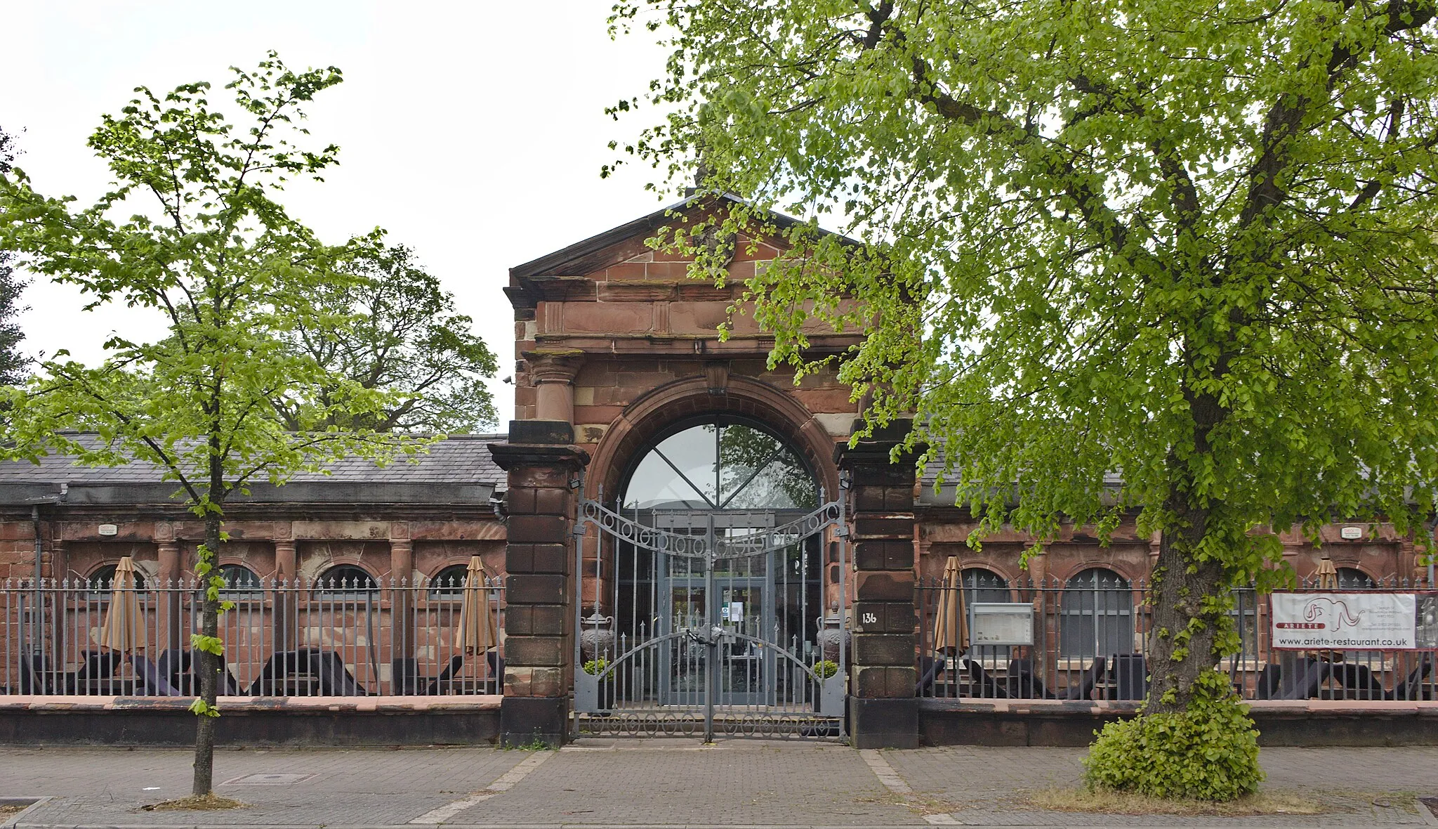 Photo showing: Grade II* listed entrance onn High Street, Newton-le-Willows; mid-view showing the arch and its surrounding walls.