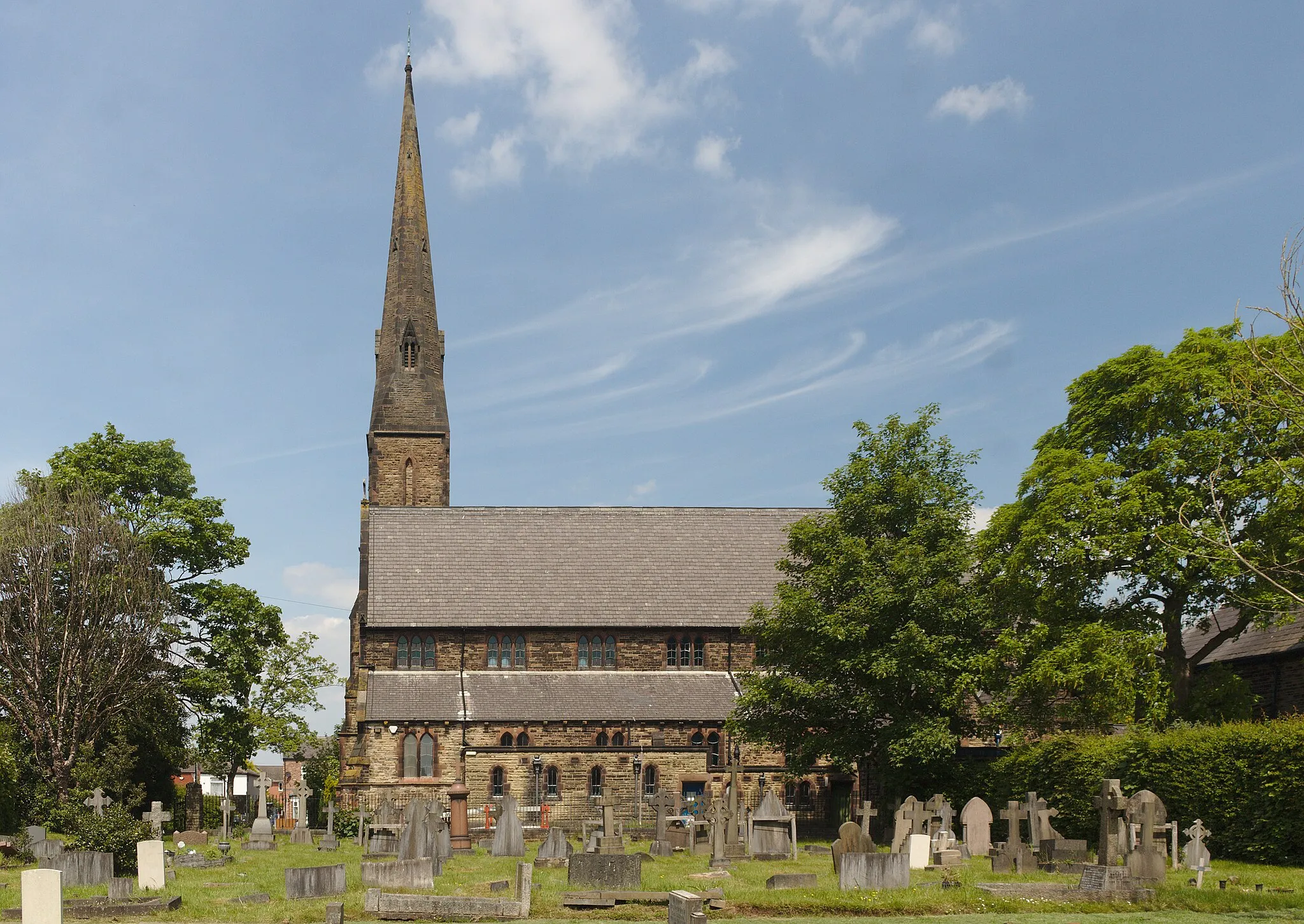 Photo showing: The south side of Grade II listed Ss Mary & John church, Newton-le-Willows across the churchyard.