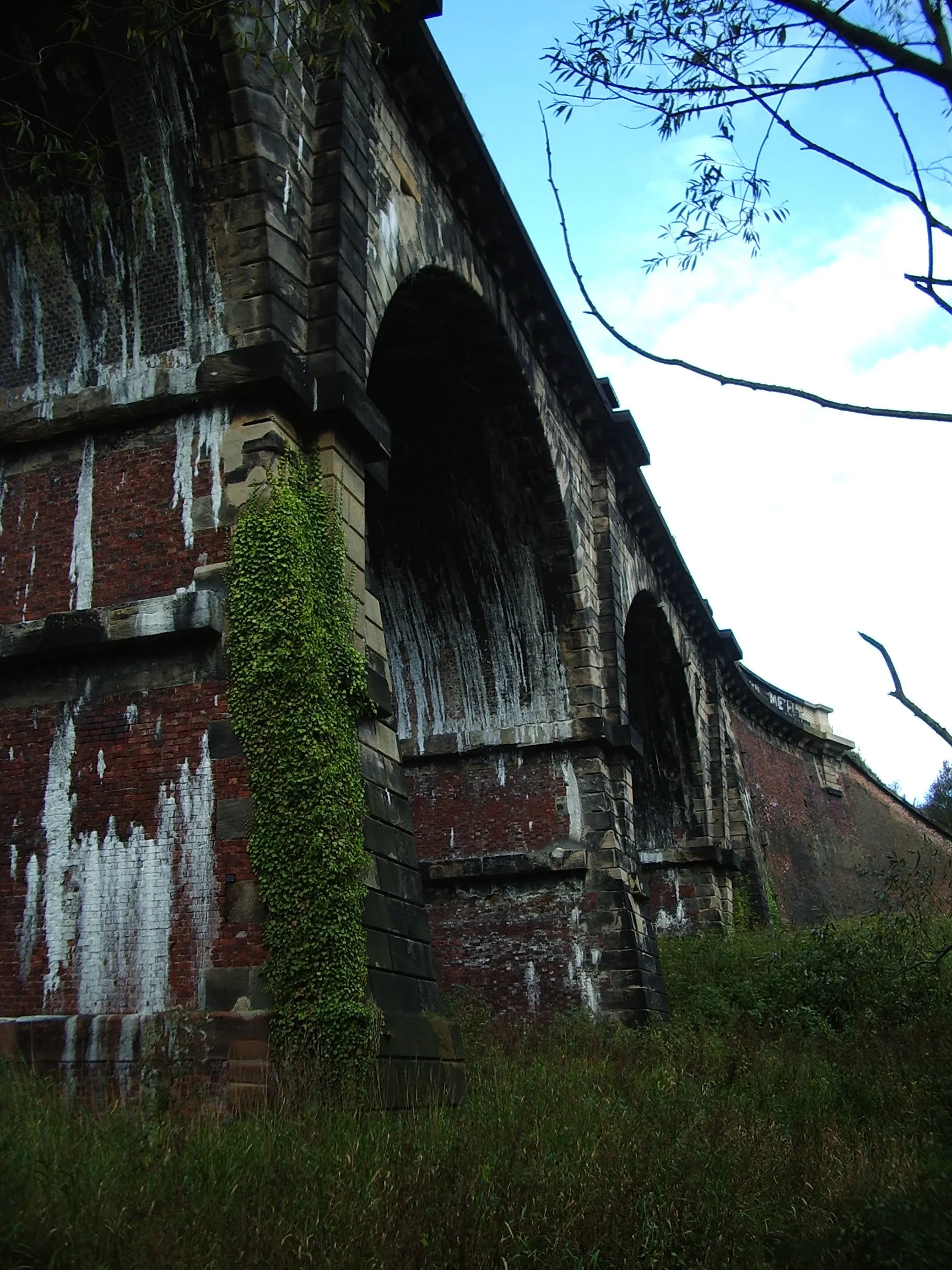 Photo showing: Detail of Stephenson's Viaduct from 3rd arch (which crossed the Sankey Canal). Photograph taken by Lmno 9 Oct 2004