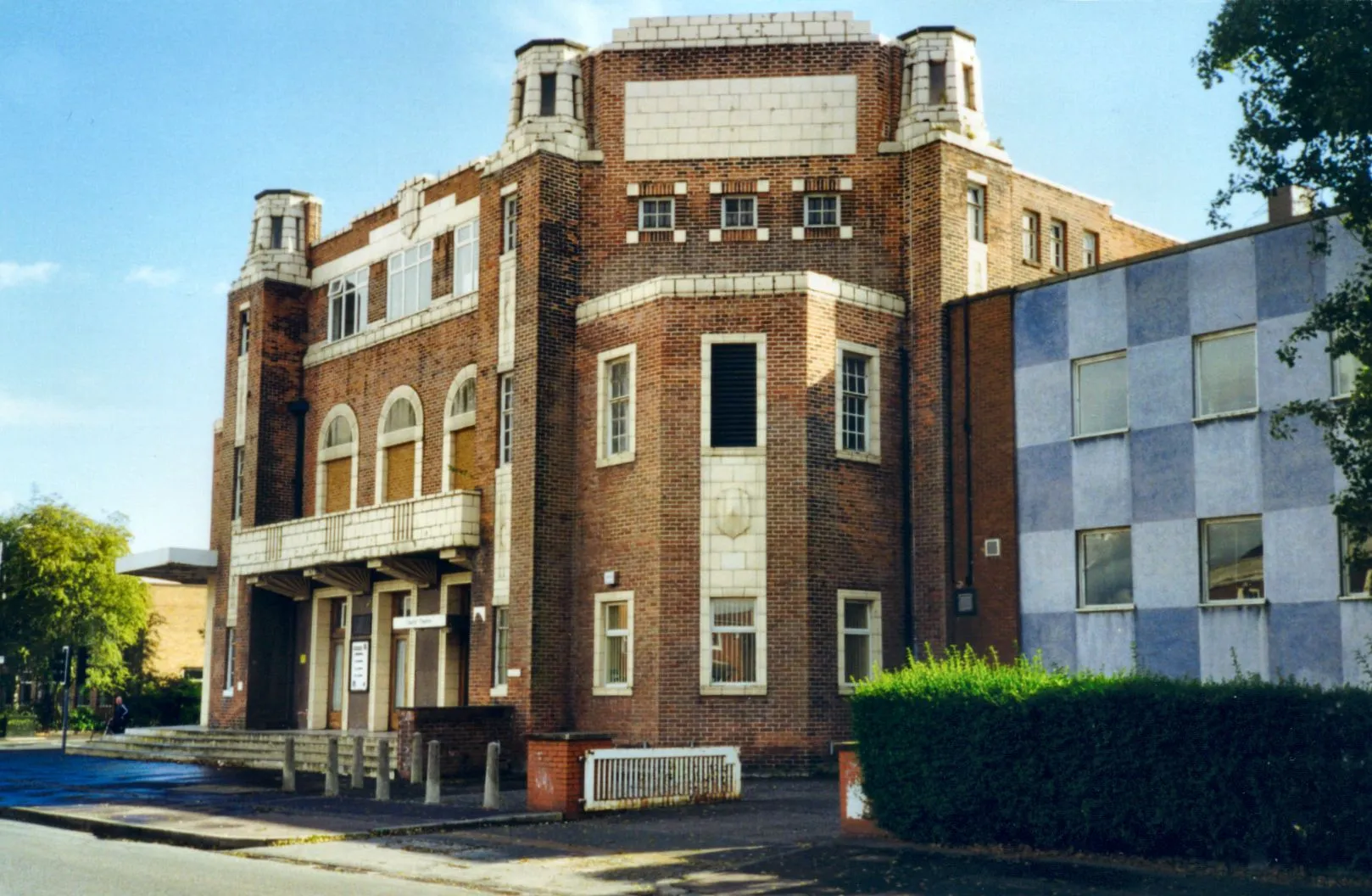 Photo showing: Former studios of ABC Weekend TV in Didsbury, Manchester. Pictured whilst called the Capitol Theatre, and in use by Manchester Metropolitan University (formerly Polytechnic) as the training base for their television production course, and home to the Manchester Polytechnic School of Theatre (drama school). Demolished in 1998 to make way for new flats.