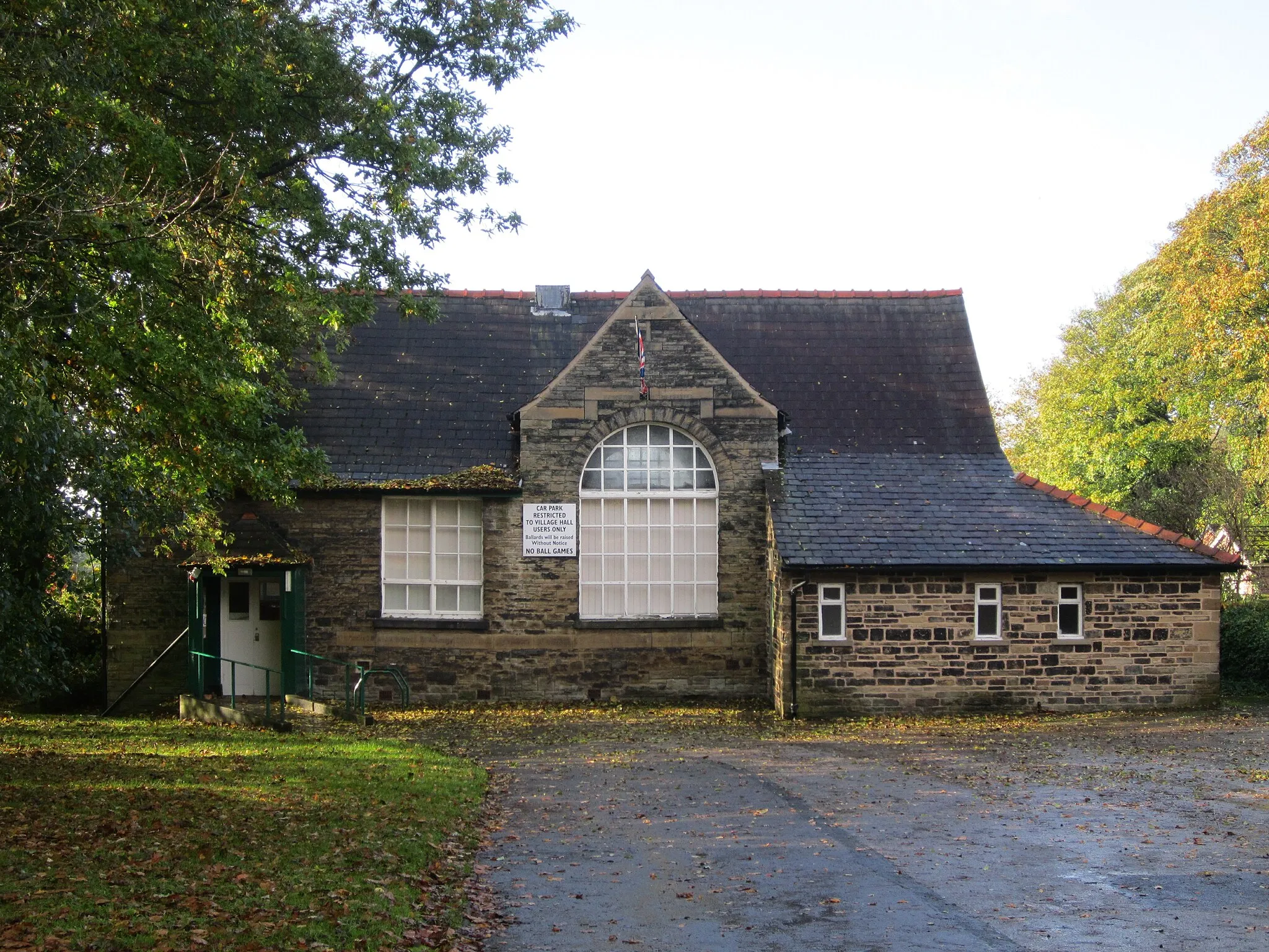Photo showing: Appley Bridge village hall, Lancashire, England.