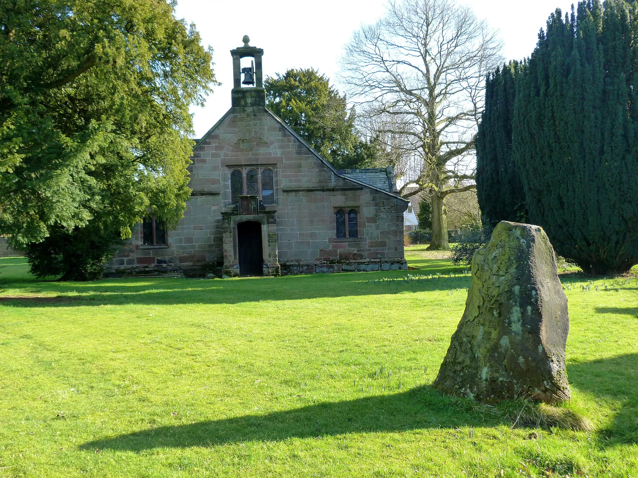 Photo showing: Chapel of the Blessed Virgin Mary, Pheasant Walk, High Legh, Cheshire, seen from the west. In the foreground is the High Legh Millennium Stone, installed in 2000.