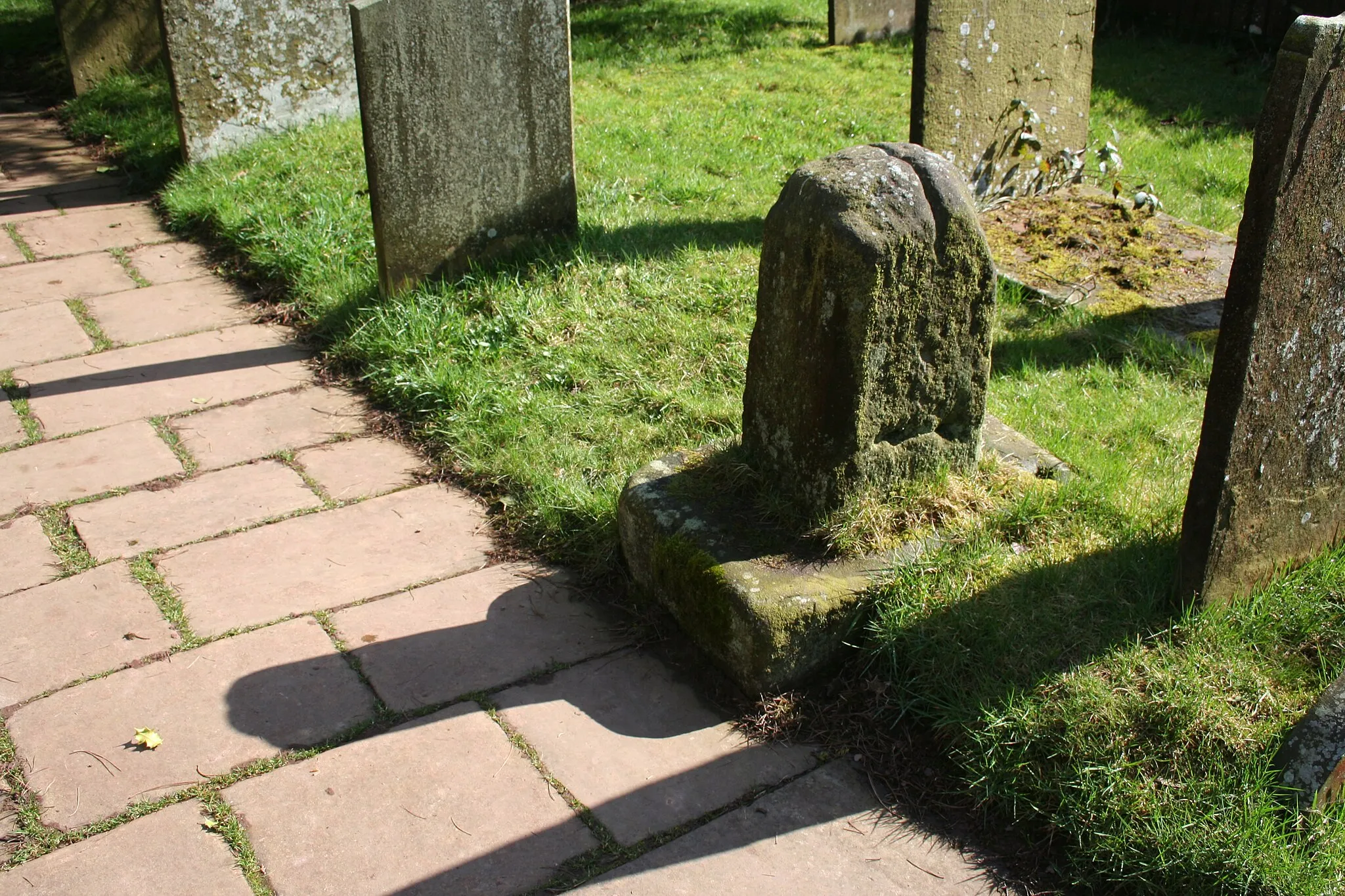 Photo showing: Cross, approximately 7 metres south of nave of Church Of St Lawrence Wikidata has entry Cross, Approximately 7 Metres South Of Nave Of Church Of St Lawrence (Q26289492) with data related to this item.