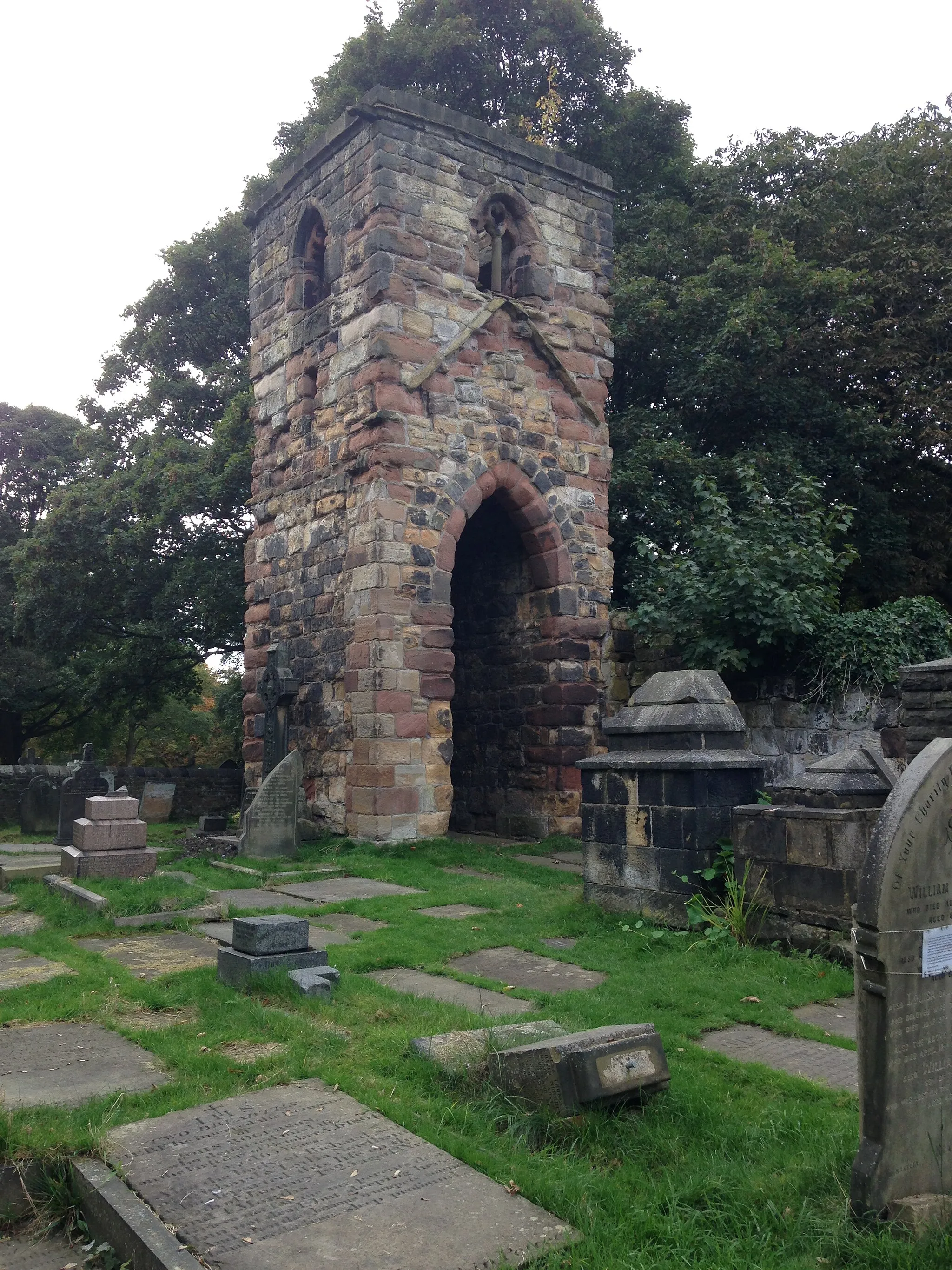 Photo showing: The remains of Windleshaw Chantry, built in 1435 by Sir Thomas Gerard.