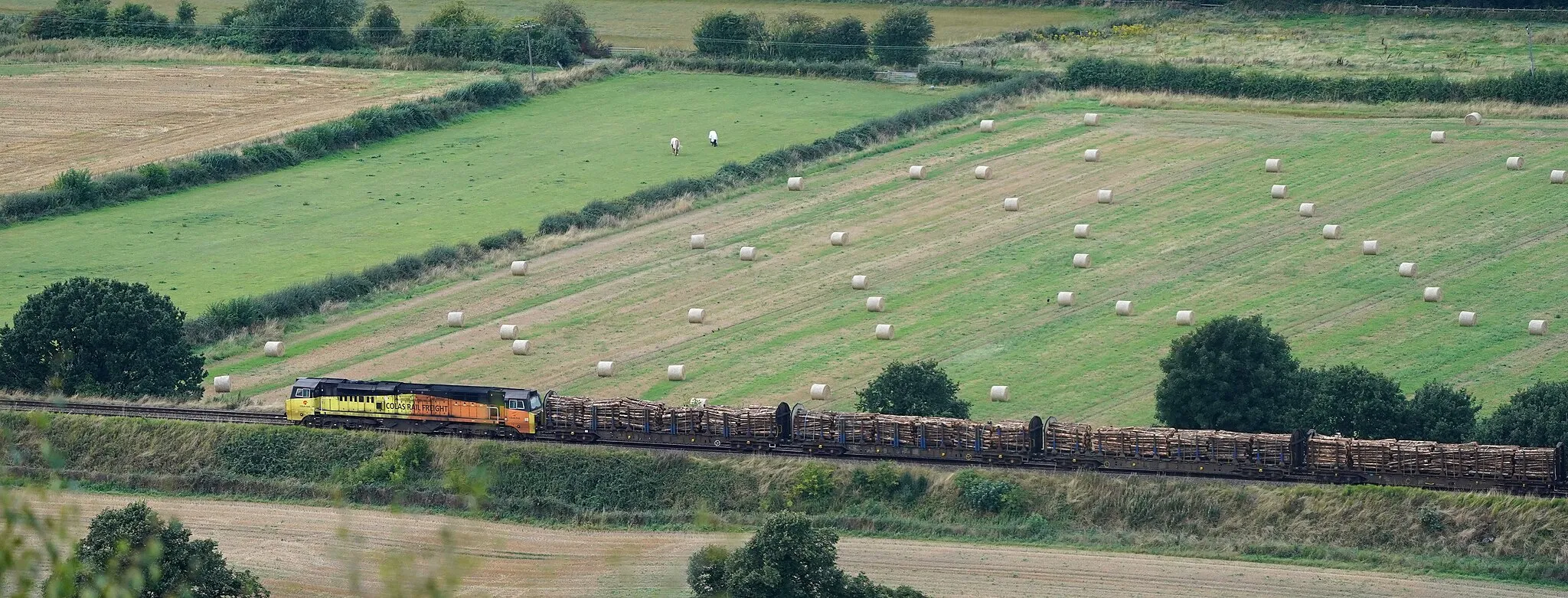 Photo showing: 70 811 had charge of 6J37 Carlisle-Chirk logs for Kronospan tonight and we viewed it from Overton Hill Memorial park, high above Frodsham