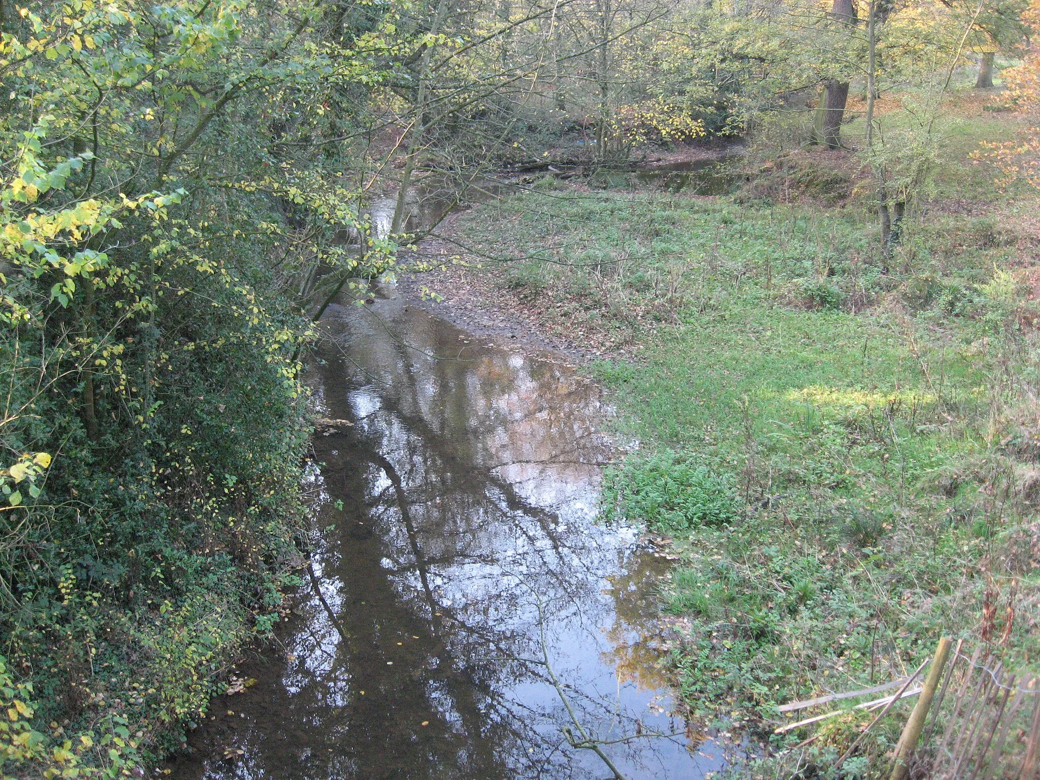 Photo showing: Ash Brook upstream from Darnhall Bridge