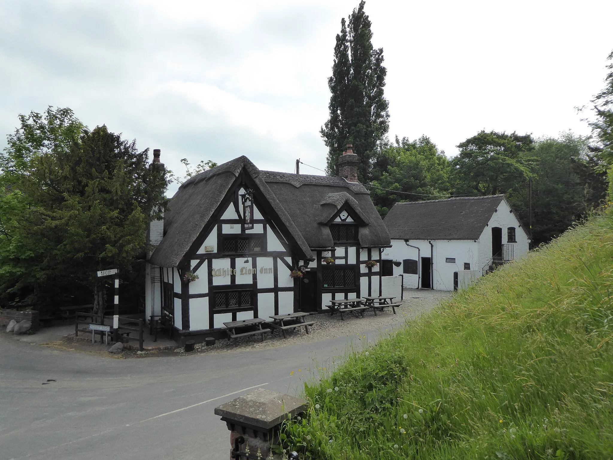 Photo showing: Barthomley: White Lion Inn