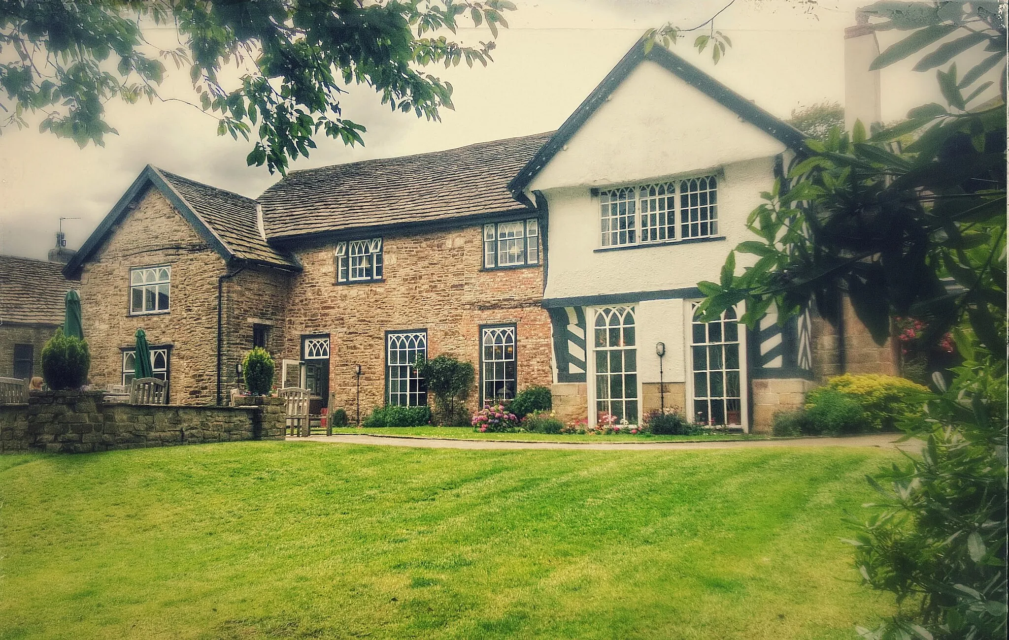 Photo showing: Sutton Hall, Sutton Lane Ends, near Macclesfield, Cheshire. A Grade II building.