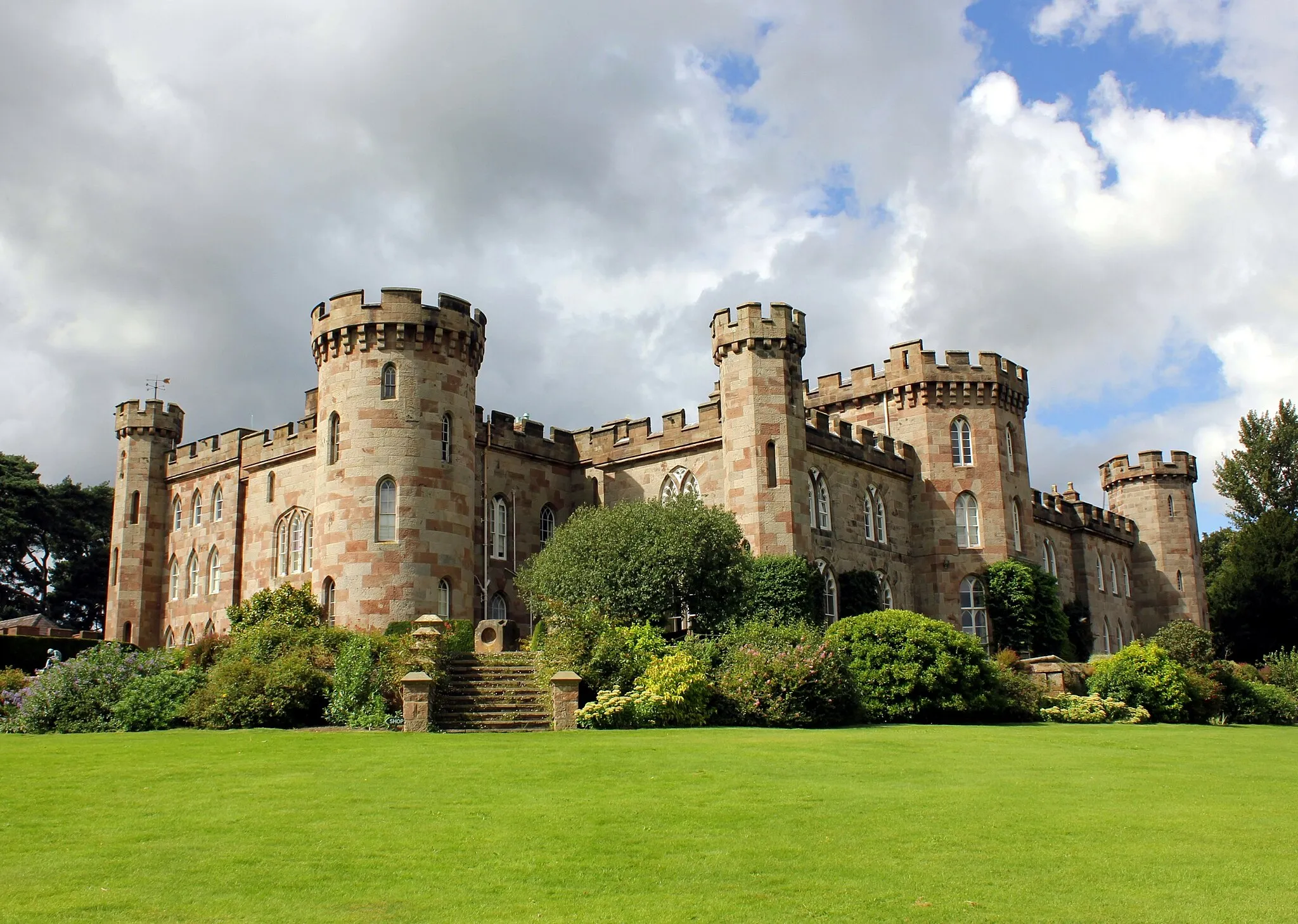 Photo showing: Cholmondeley Castle