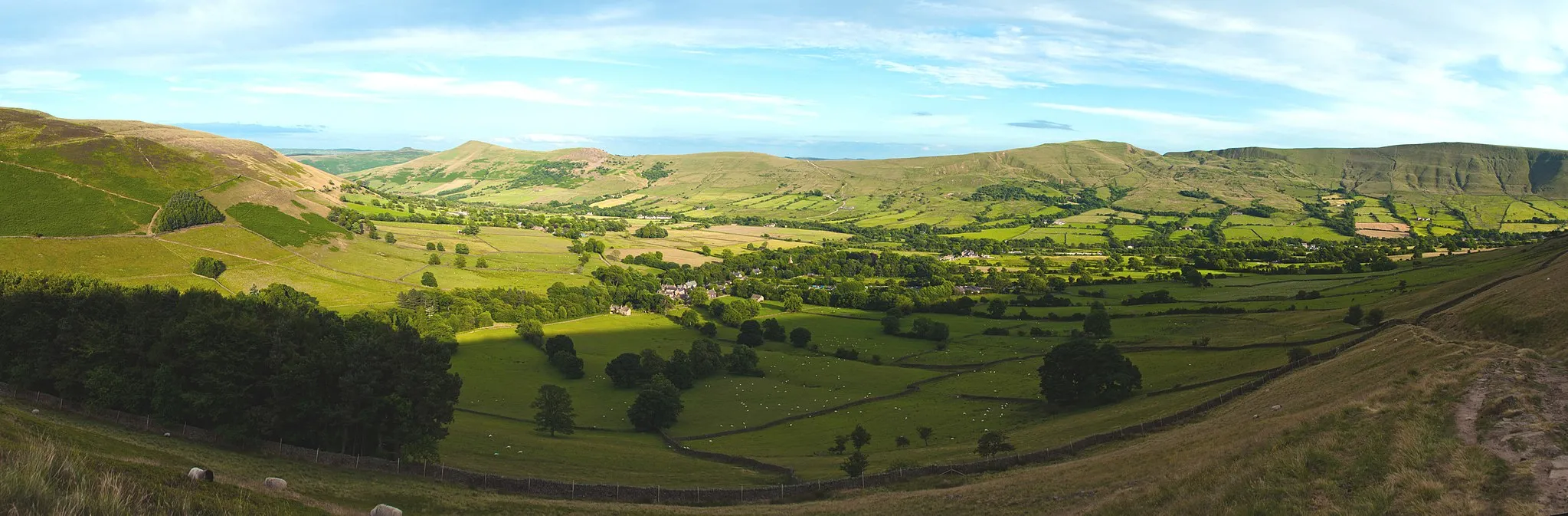 Photo showing: 180° view of the Vale of Edale, Derbyshire UK.  Edale village is in centre of picture