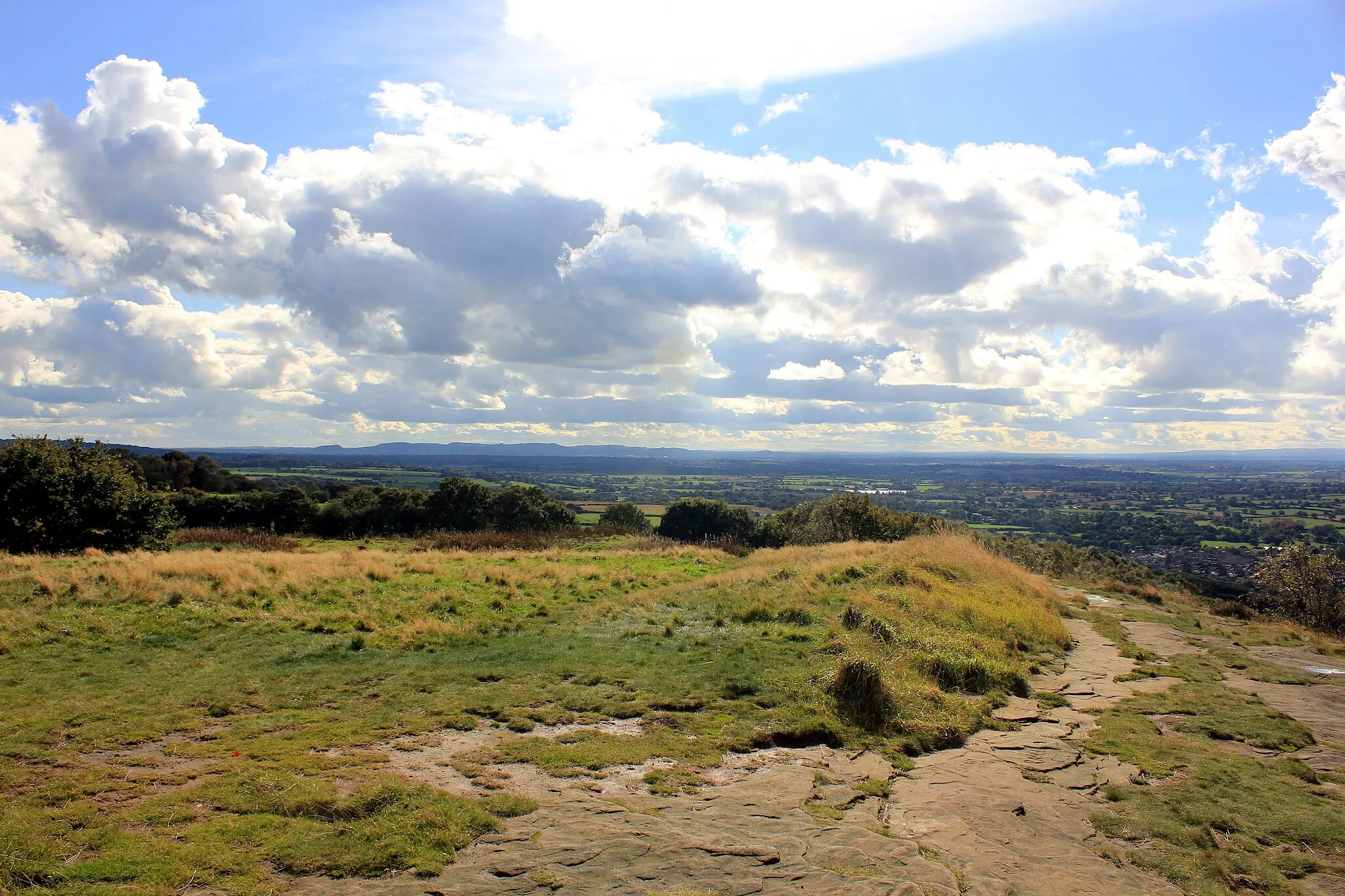 Photo showing: Helsby Hill Fort