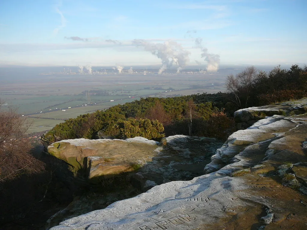 Photo showing: Frosted cliff top on Helsby Hill