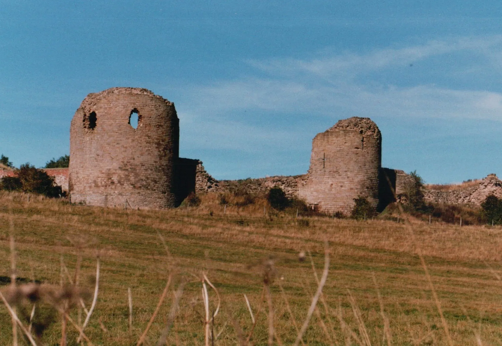 Photo showing: Two towers of the ruined Chartley Castle