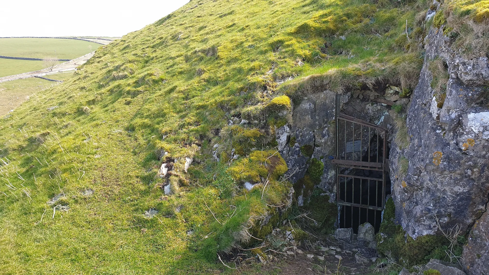 Photo showing: Fox Hole Cave on High Wheeldon Hill