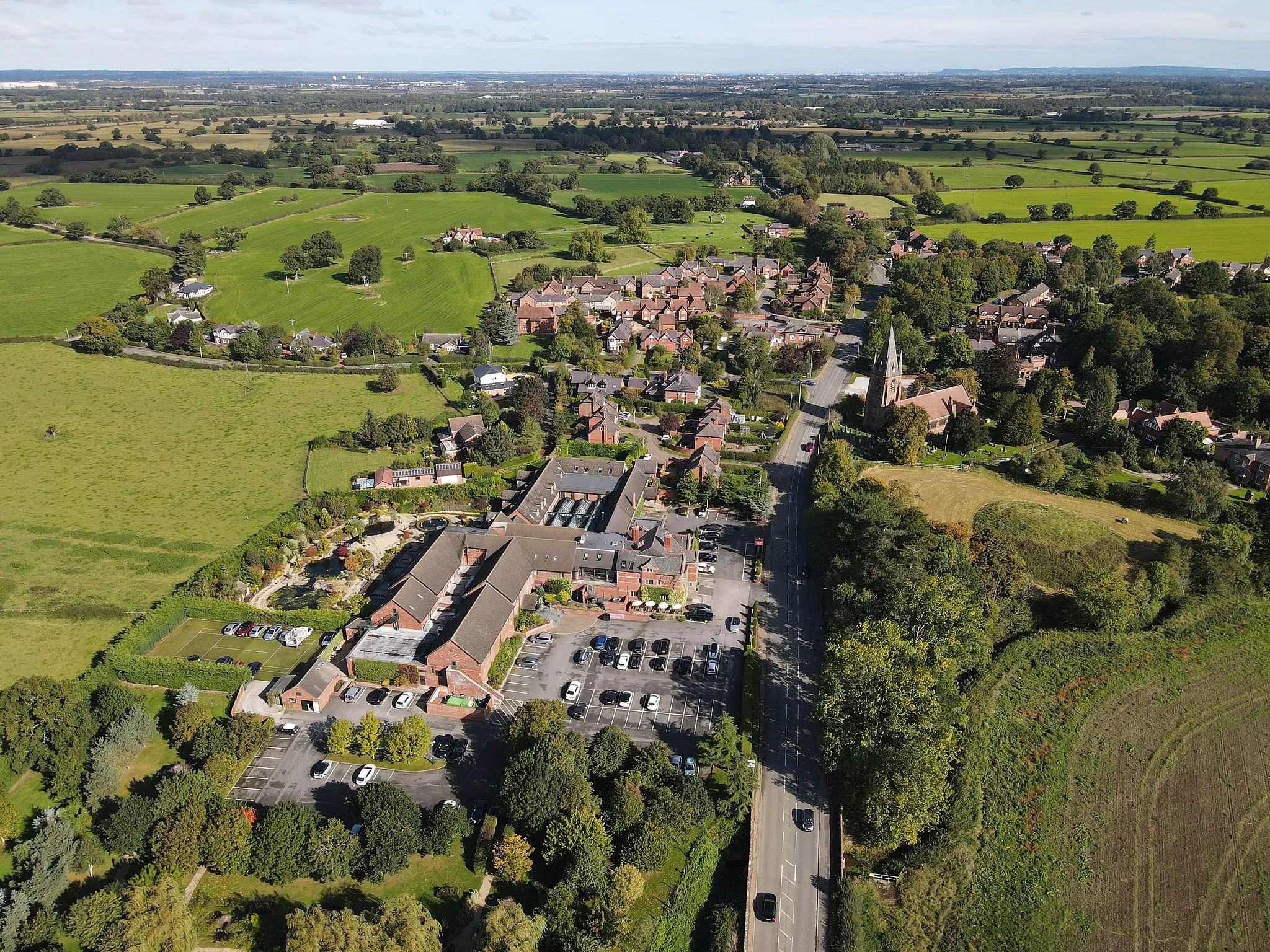 Photo showing: Pulford village showing the church and hotel