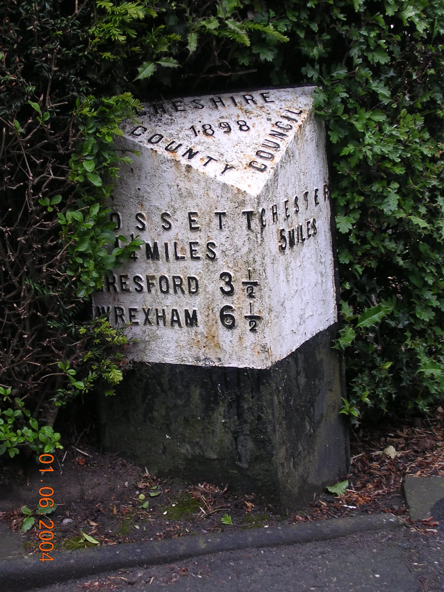 Photo showing: Old Milepost by the B5445 in Pulford