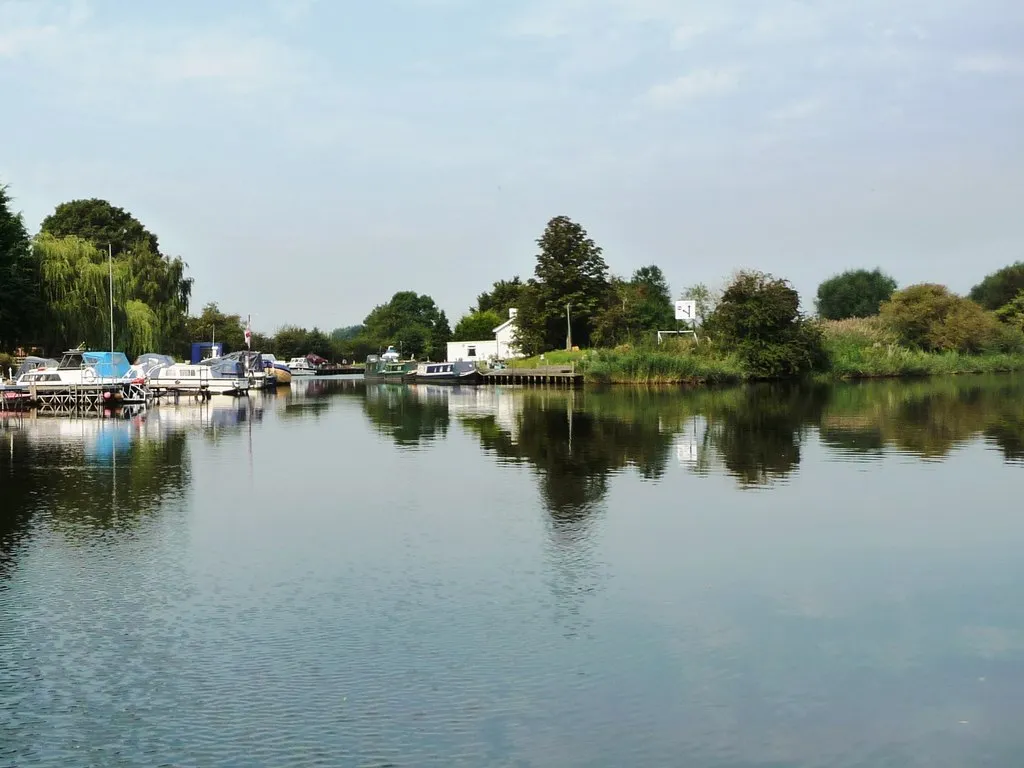 Photo showing: Left for moorings, right for through traffic