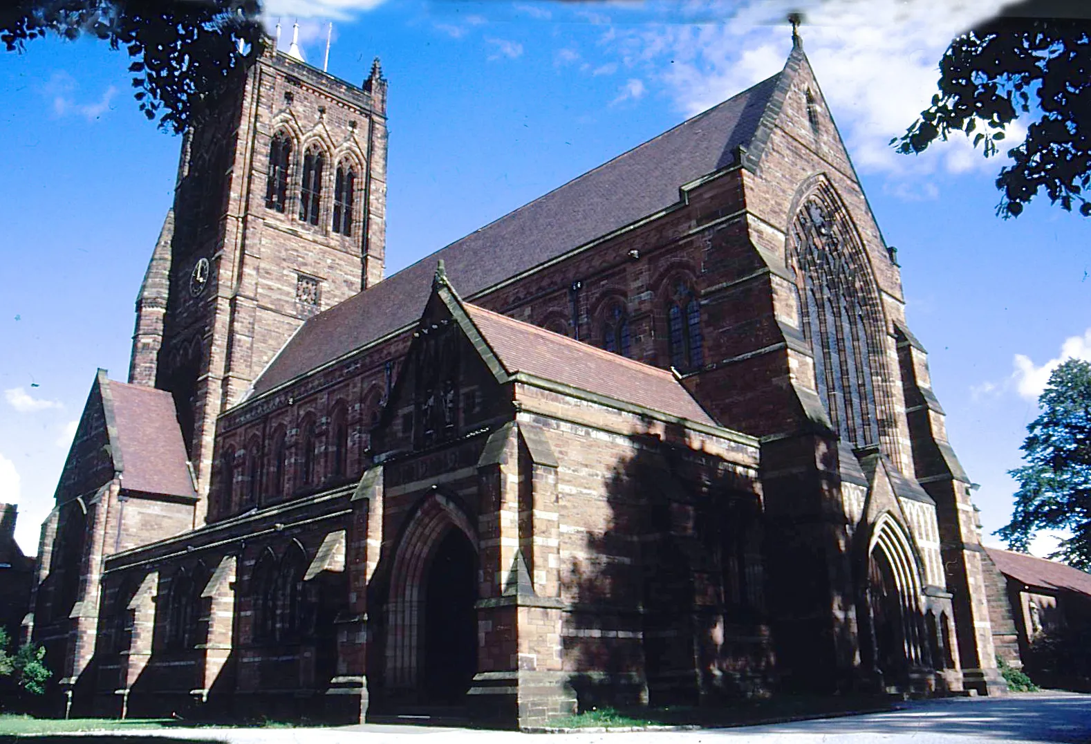 Photo showing: St Matthew & St James