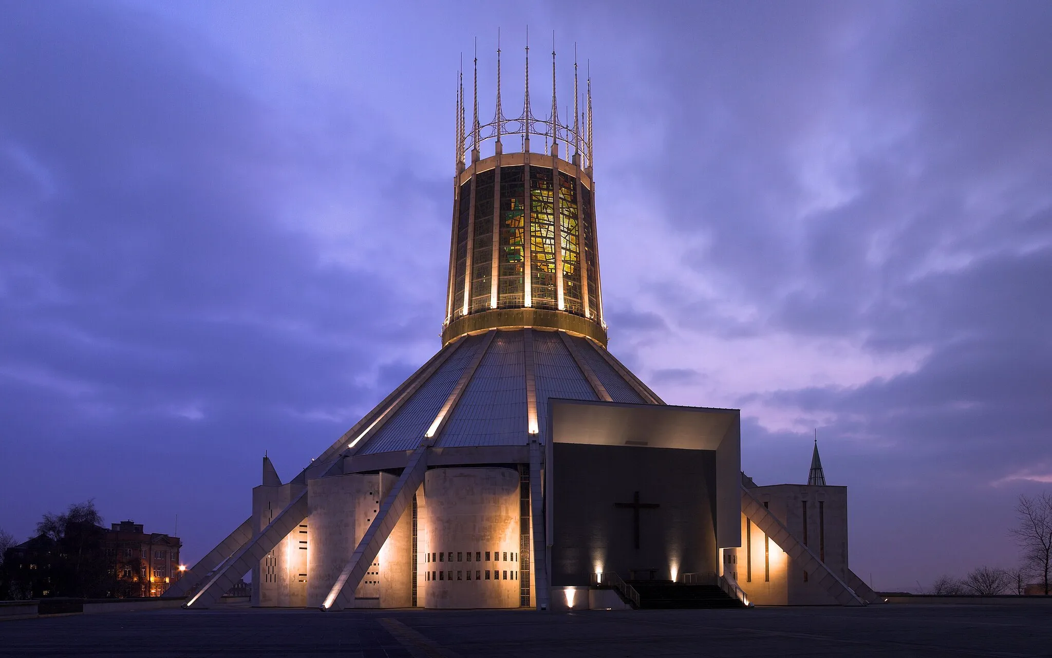 Photo showing: Liverpool Metropolitan Cathedral at dusk. Canon EOS 20D, 17-85 IS USM lens @ 26mm. 3.2 second exposure.