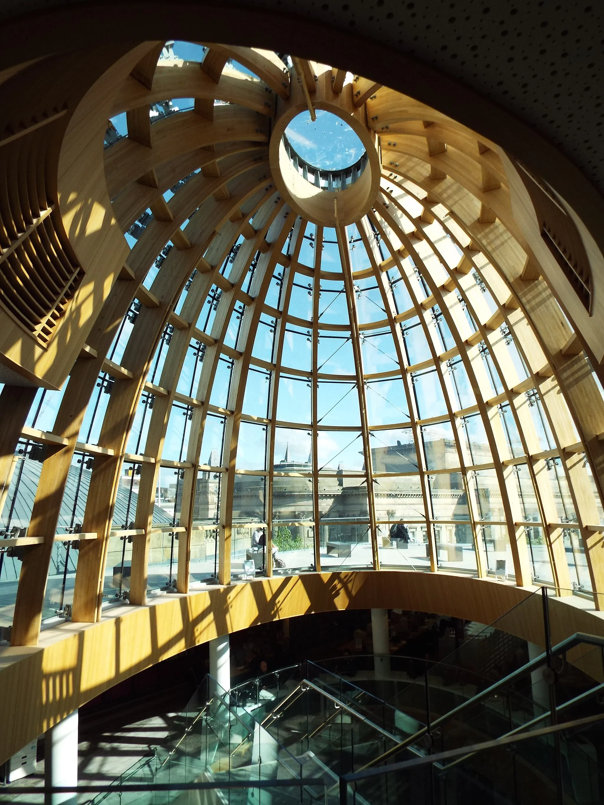 Photo showing: The atrium staircase of the Liverpool Central Library, rooftop glass structure