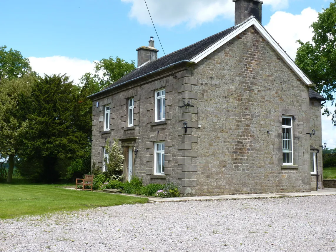 Photo showing: Golden Farm house