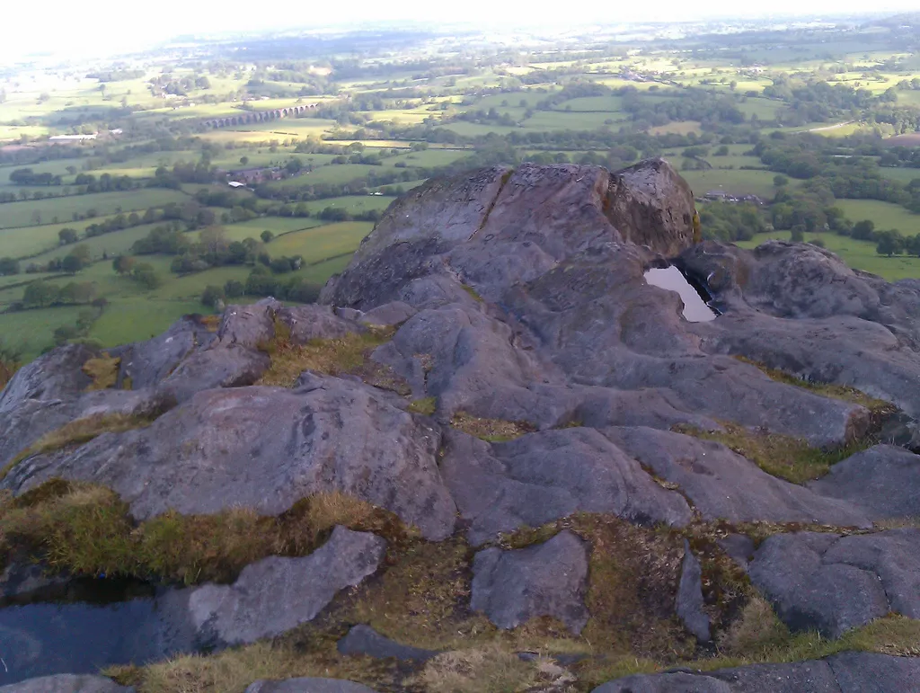 Photo showing: Bosley Cloud crags at the summit.