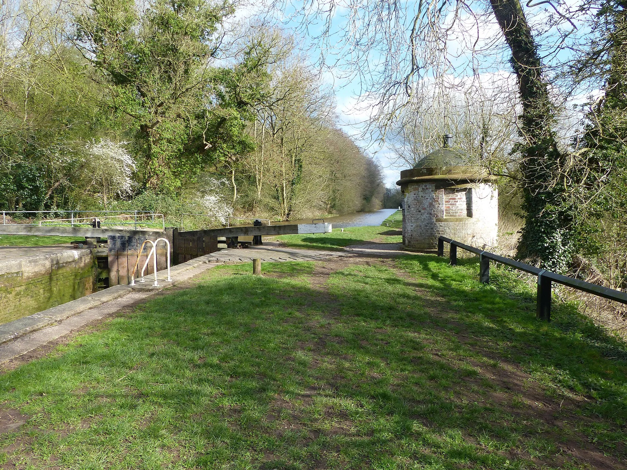 Photo showing: Grade II listed building: Linkman's hut adjacent to Tilstone Fearnall Lock, Cheshire, UK. Wikidata has entry Linkman's hut adjacent Tilstone Fearnall Lock (Q26615338) with data related to this item.