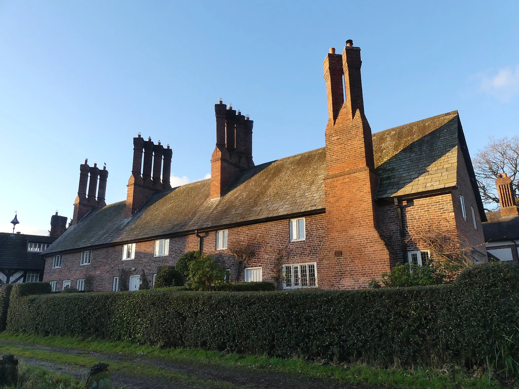 Photo showing: Grade II listed row of cottages at Arley Green, Cheshire. Listed as "King's Cottage, Chaplains House, School House and Oak Lodge". Wikidata has entry King's Cottage, Chaplains House, School House and Oak Lodge (Q26432387) with data related to this item.