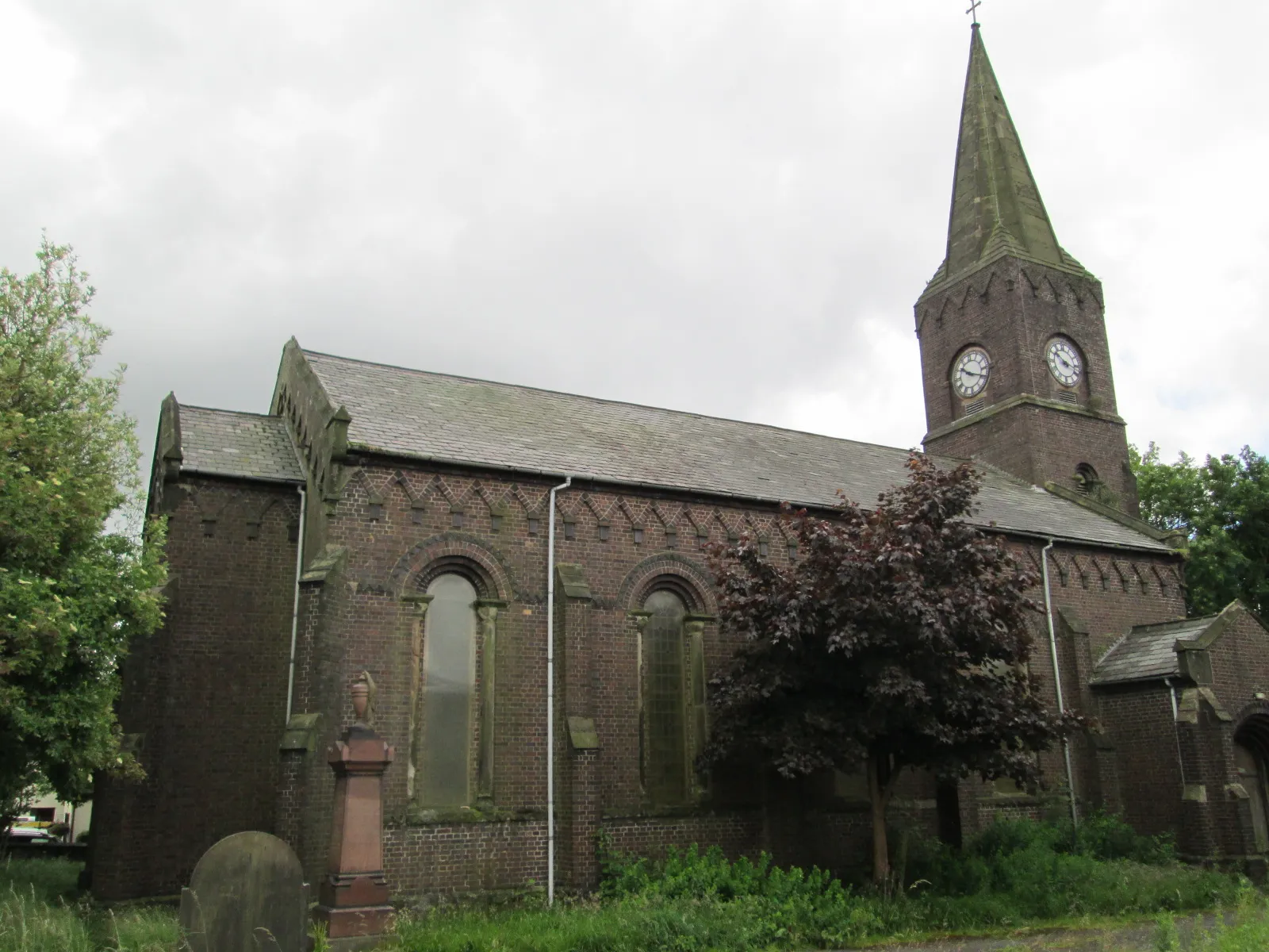 Photo showing: Church of St John the Evangelist, Goldenhill, Staffordshire, seen from the north. Closed in 2014.