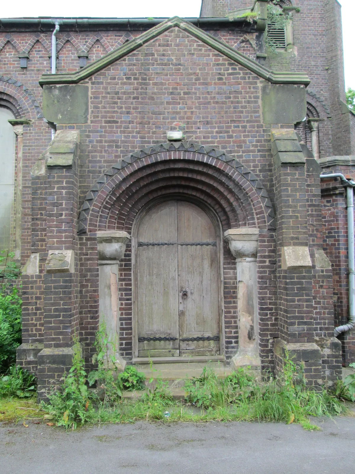 Photo showing: Door of St John's Church, Goldenhill