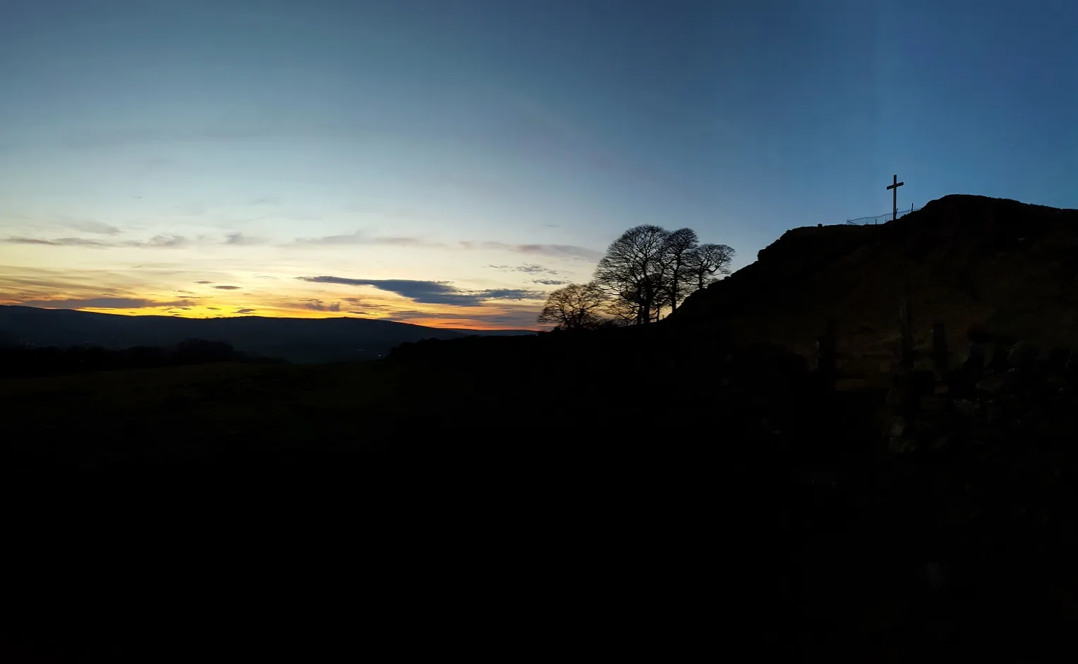 Photo showing: Corbar Cross on Corbar Hill in Buxton at dusk