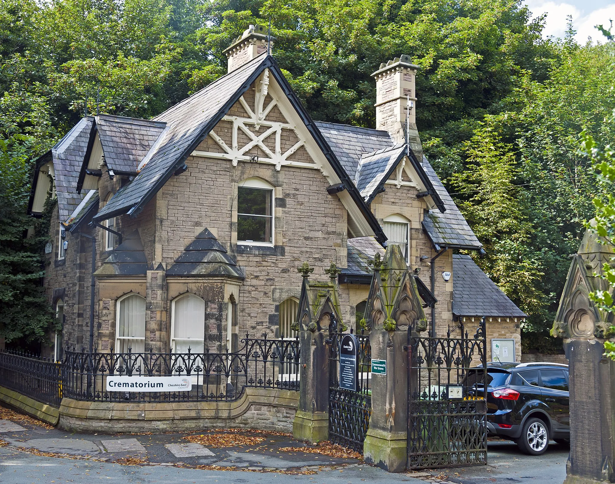 Photo showing: Lodge and cemetery gates at Macclesfield Cemetery