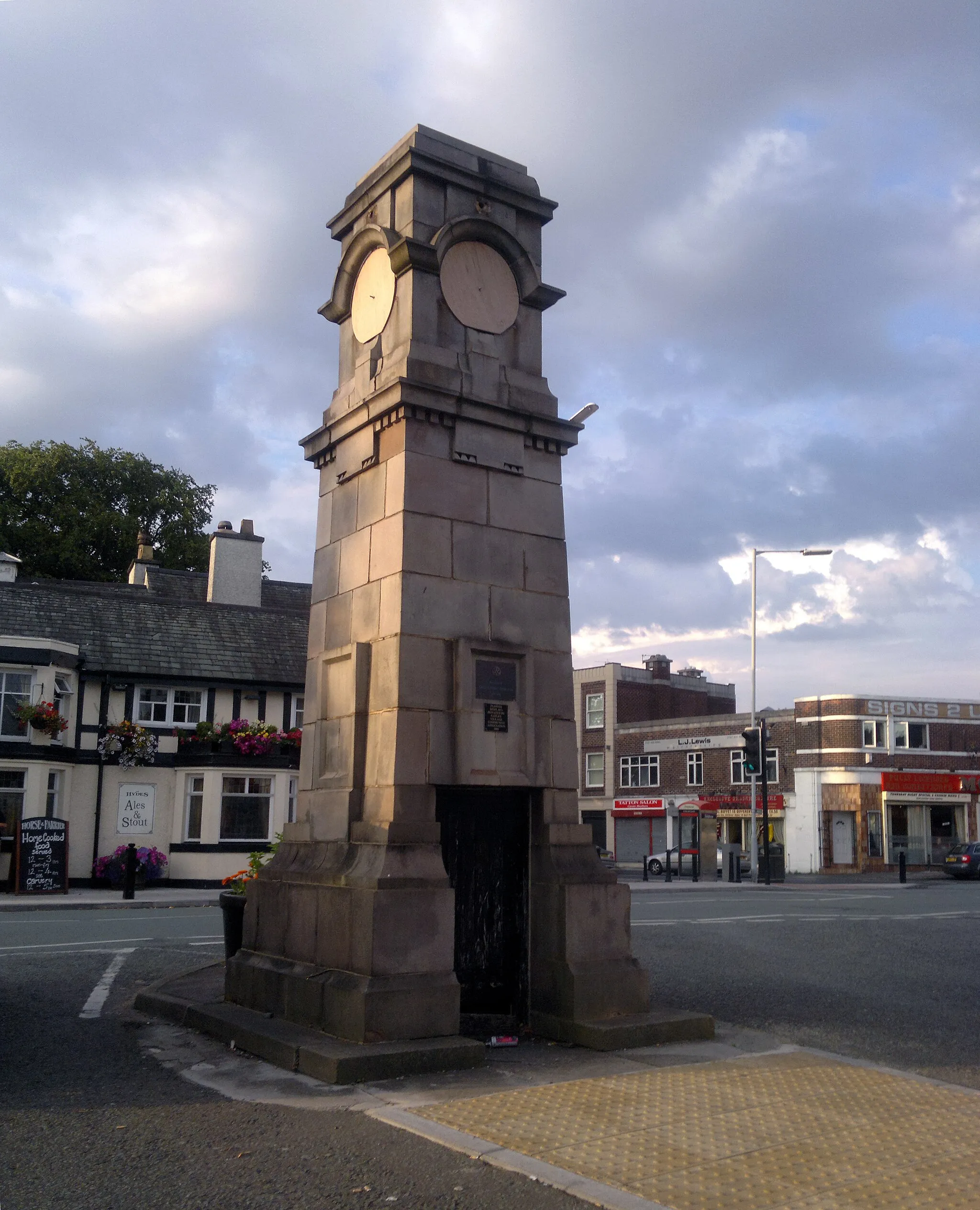 Photo showing: Photograph of Gatley war memorial, Greater Manchester, England