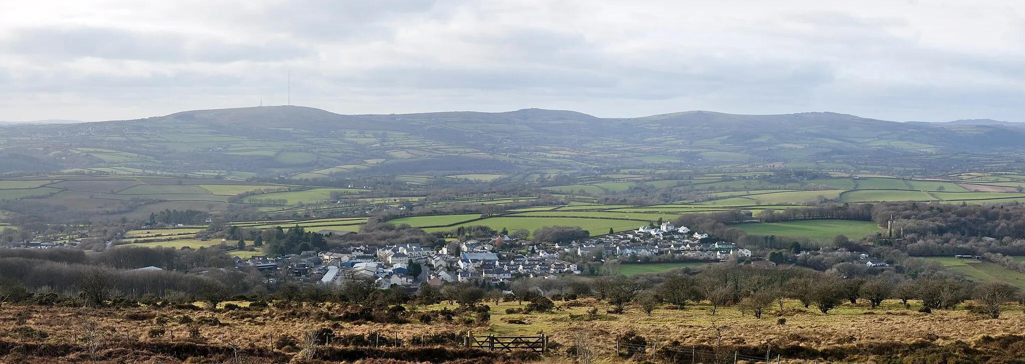 Photo showing: View west from Kit Hill in Cornwall, towards Bodmin Moor. The village in the foreground is Kelly Bray.