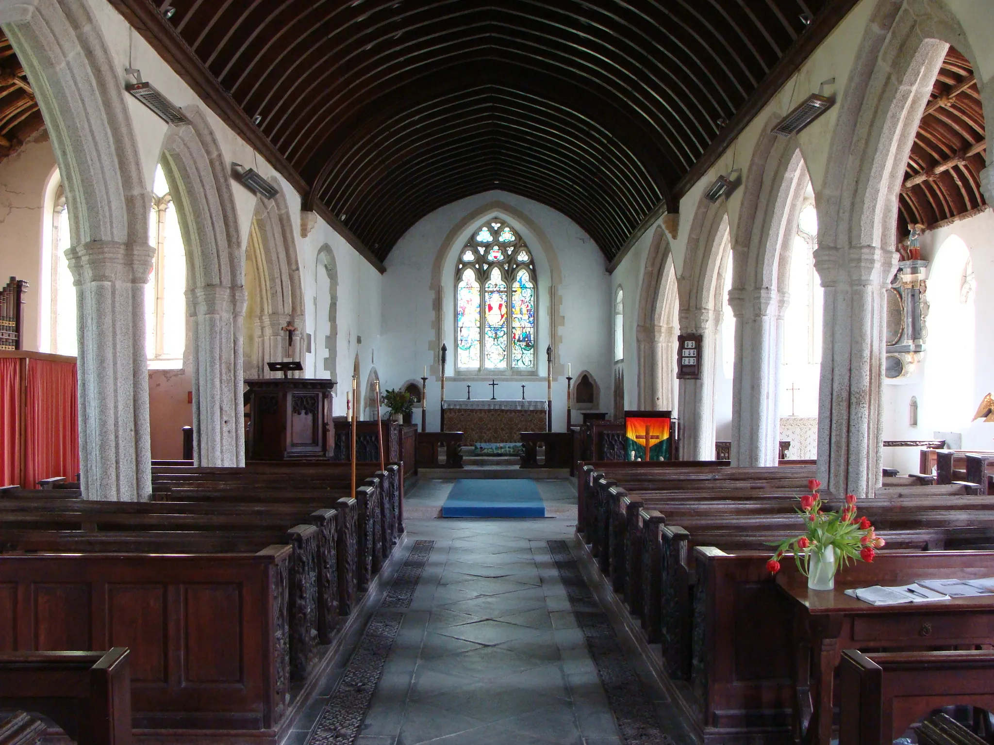 Photo showing: Interior of St Meubred's Church, Cardinham, Cornwall. The church dates back to the 15th century and is dedicated to St Meubred an Irish missionary who, after he was beheaded, was buried within the Church precinct. The nave was renovated in the late 19th century.