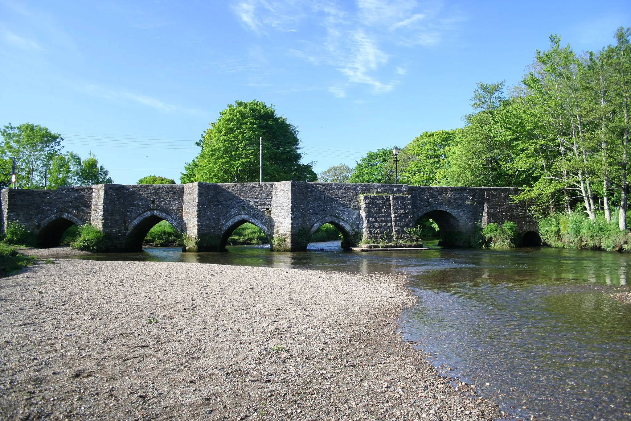 Photo showing: The 12th century bridge at Lostwithiel crosses the river Fowey.