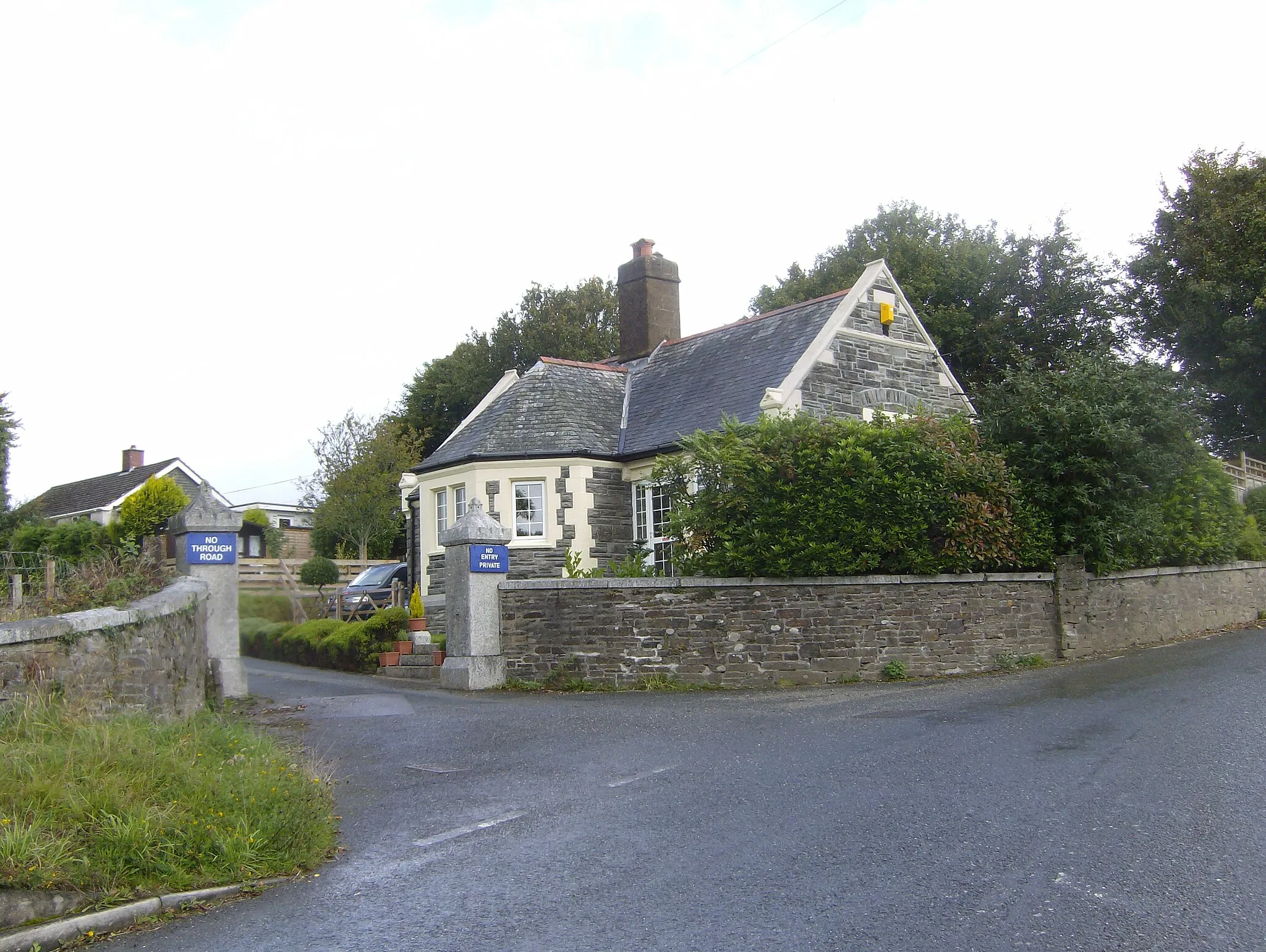 Photo showing: Former Lodge house to Doublebois House