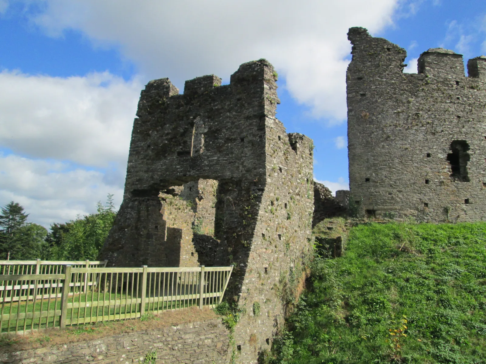 Photo showing: The gatehouse of Restormel Castle, from outside the castle.