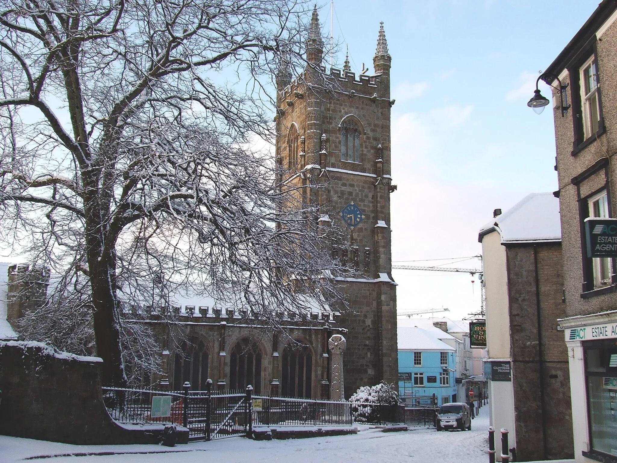 Photo showing: Nave and west tower of Holy Trinity parish church, St Austell, Cornwall, seen from the northeast