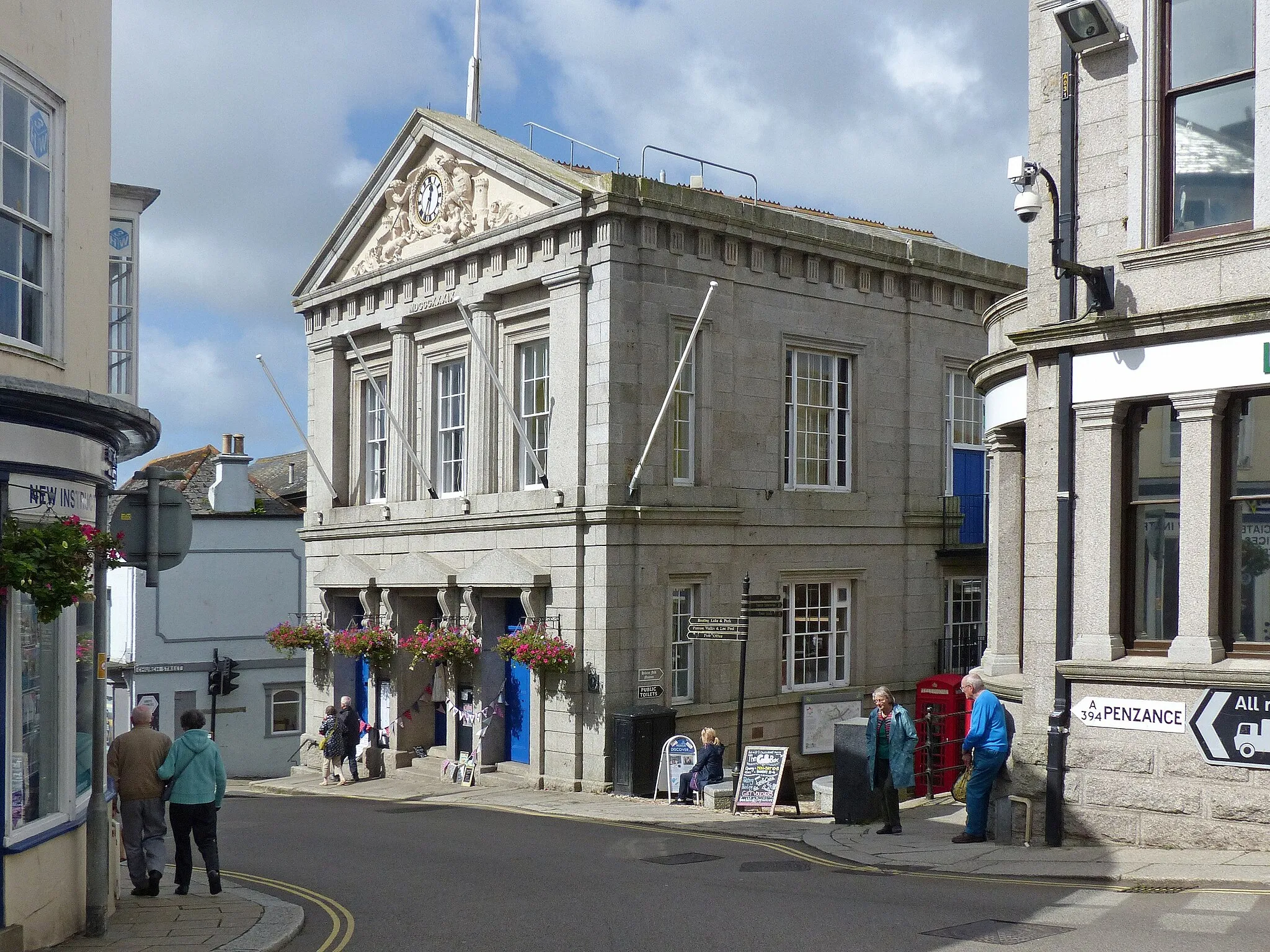 Photo showing: Helston Guildhall was constructed in 1839. It contains the Helston Town Council Chamber, Mayor’s offices, and a function room. It is the starting point for the dances on Flora Day.