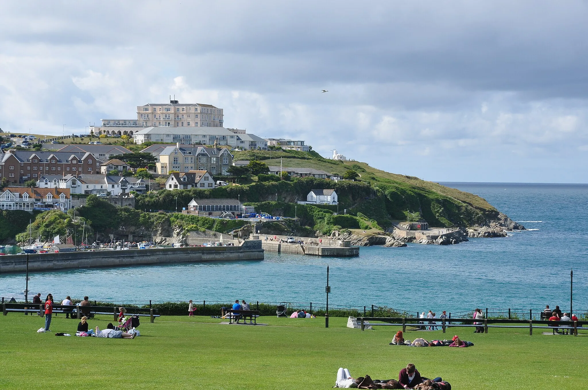 Photo showing: Headland near Newquay harbour