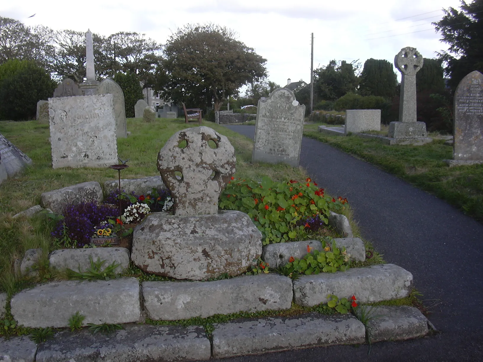 Photo showing: Breage village, Cornwall- Ancient cross in churchyard.