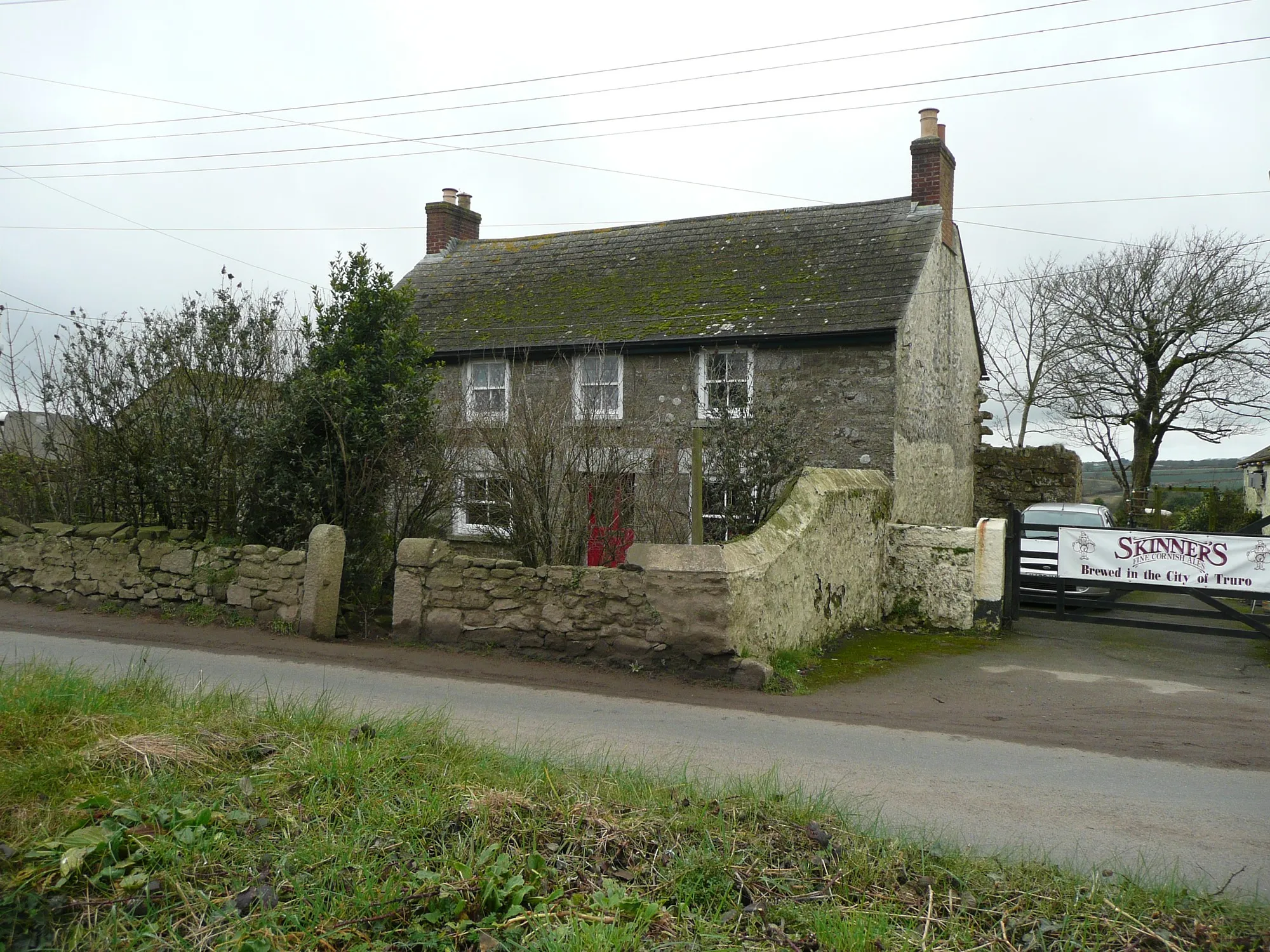 Photo showing: House next to the pub, Wendron