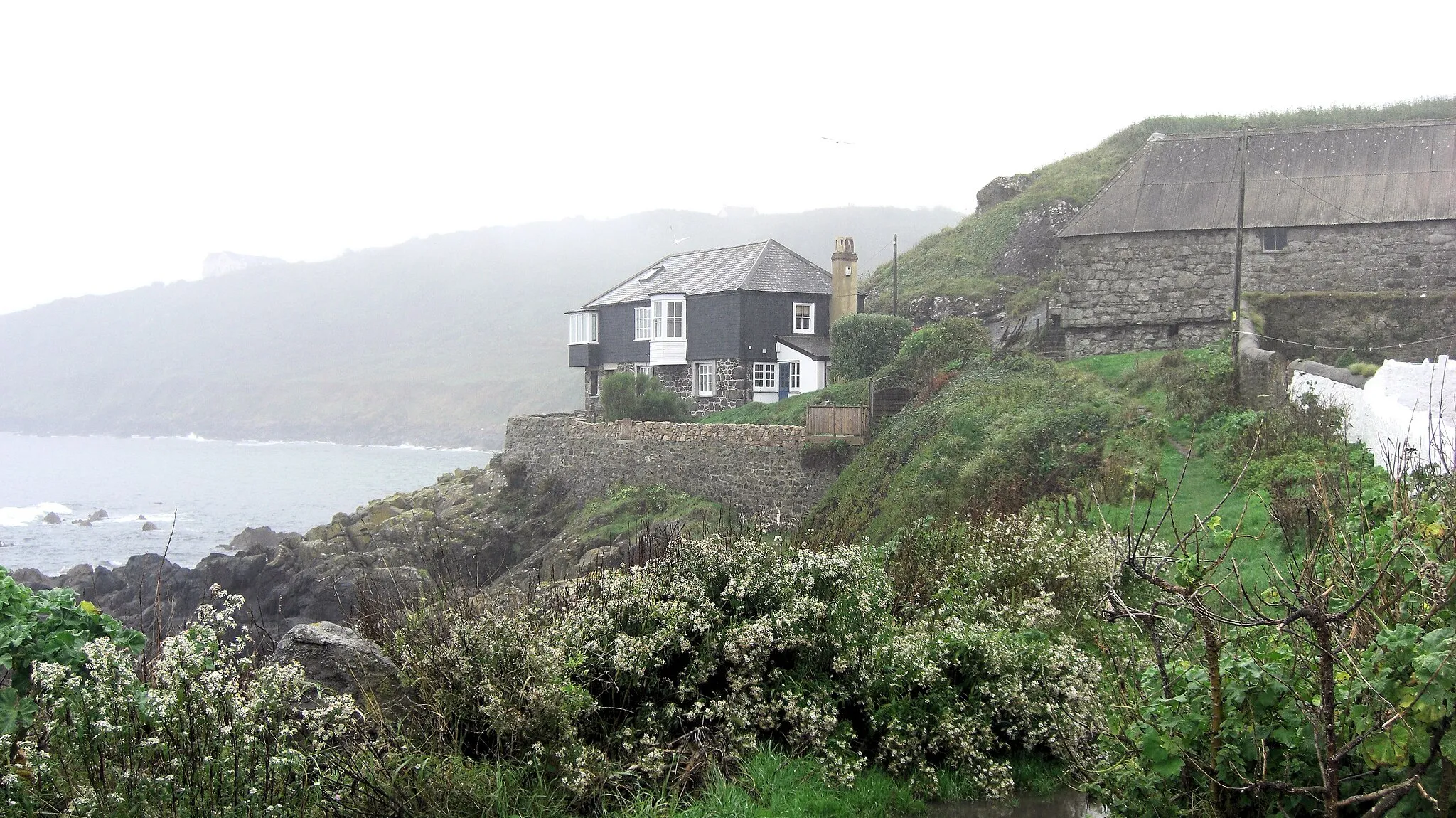 Photo showing: Clifftop house at Coverack