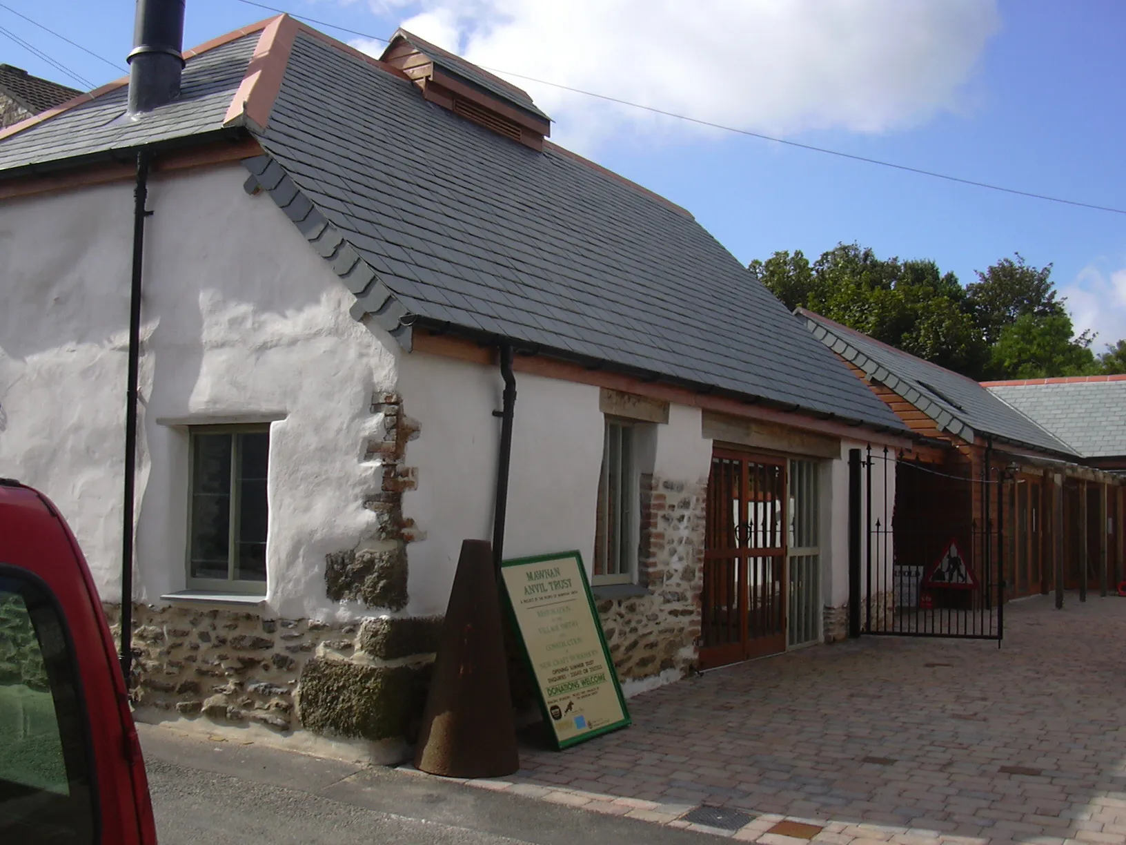 Photo showing: Smithy at Mawnan Smith, refurbished and re-opened