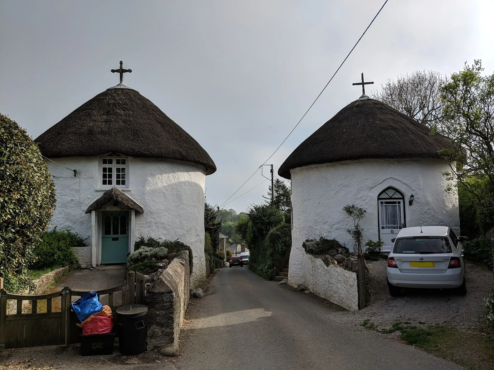 Photo showing: Two round houses built by the Vicar of Veryan for his daughters.