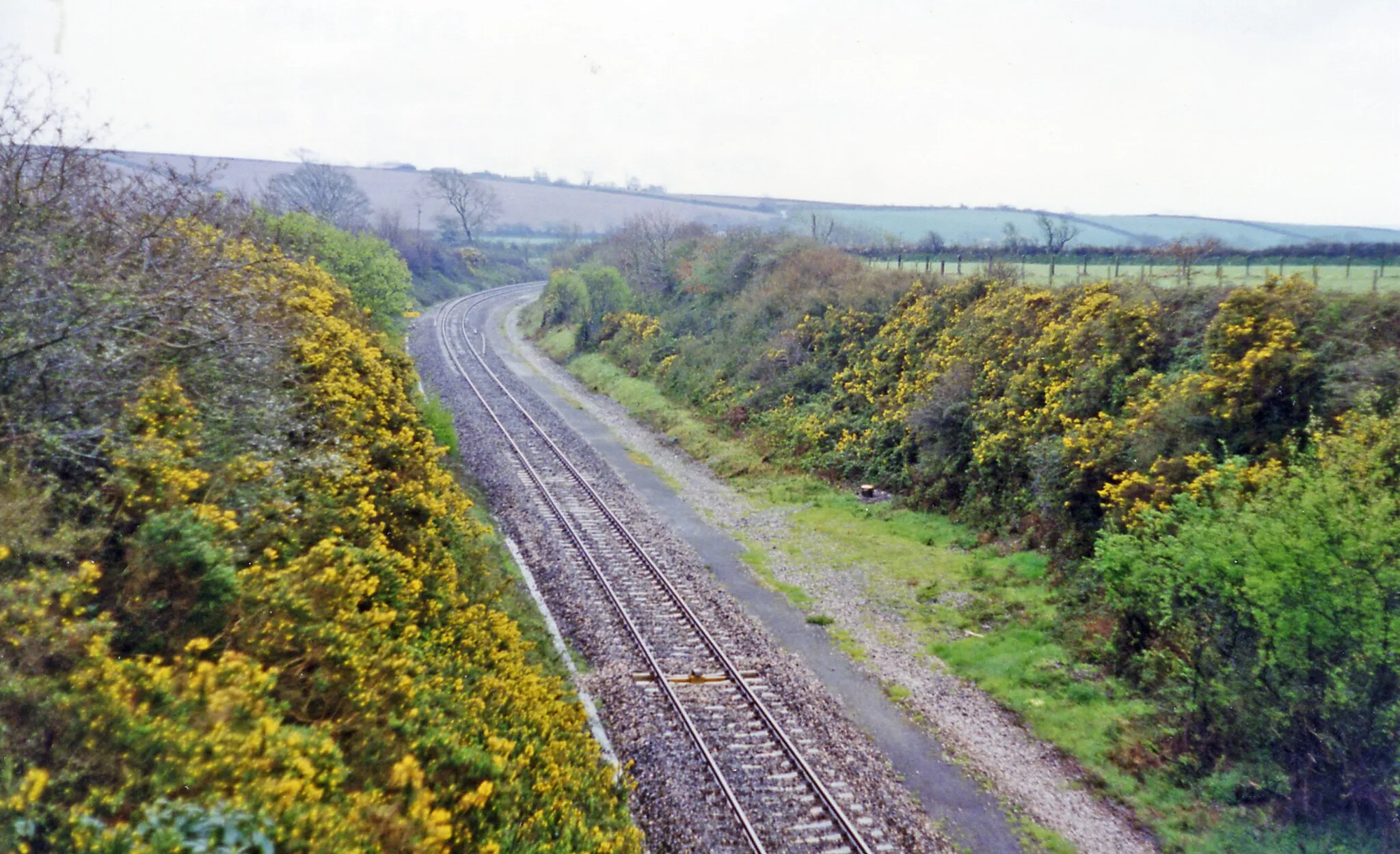 Photo showing: 'Site of Grampound Road station.
View SW, towards Truro and Penzance: ex-GWR Plymouth - Penzance main line. The station was, which was behind the camera, closed 5/10/64 but the line has of course survived, although singled on this stretch at that time - but doubled again more recently.