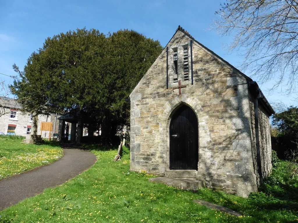 Photo showing: Building in the churchyard at St Andrew's, Tywardreath