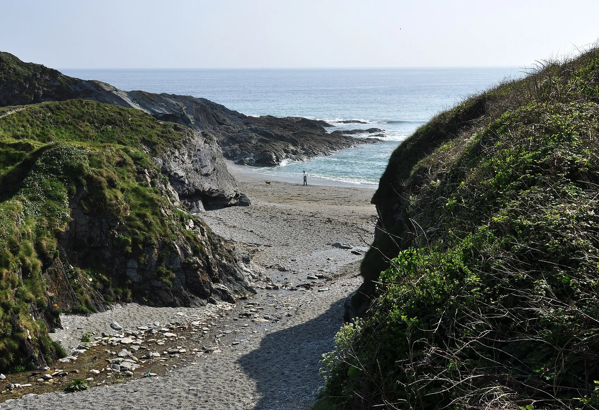 Photo showing: The beach below Lansallos in Cornwall.