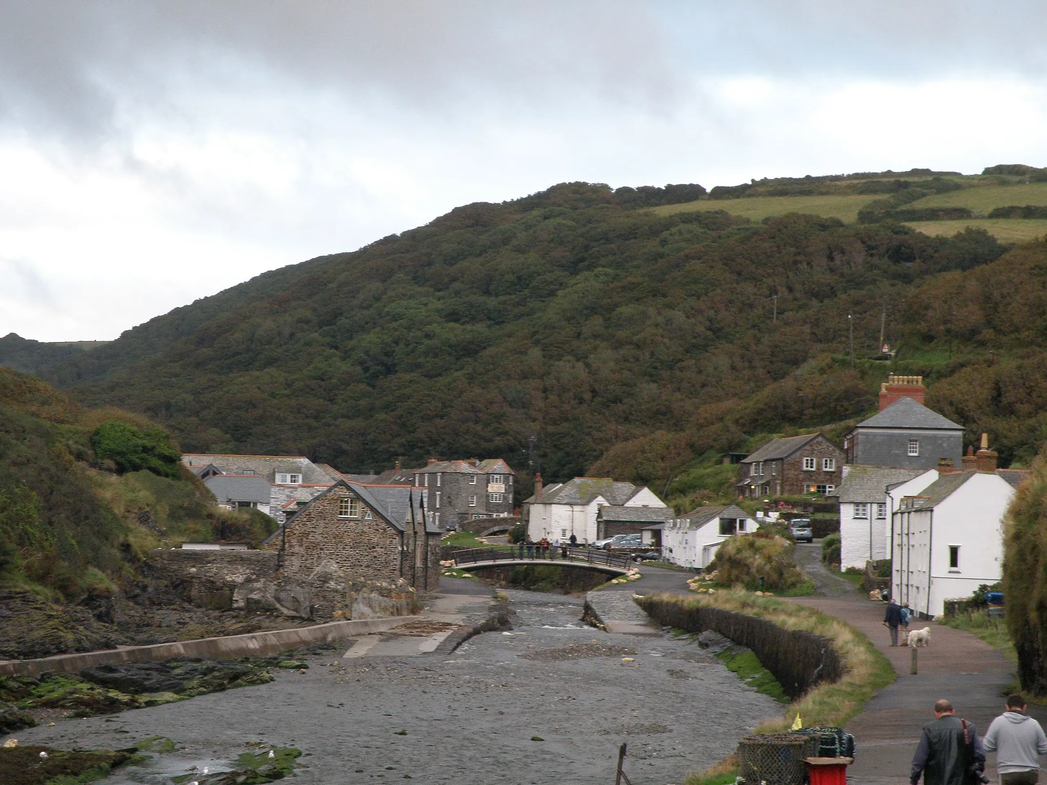 Photo showing: view from the path leading toward the harbour in Boscastle, Cornwall
